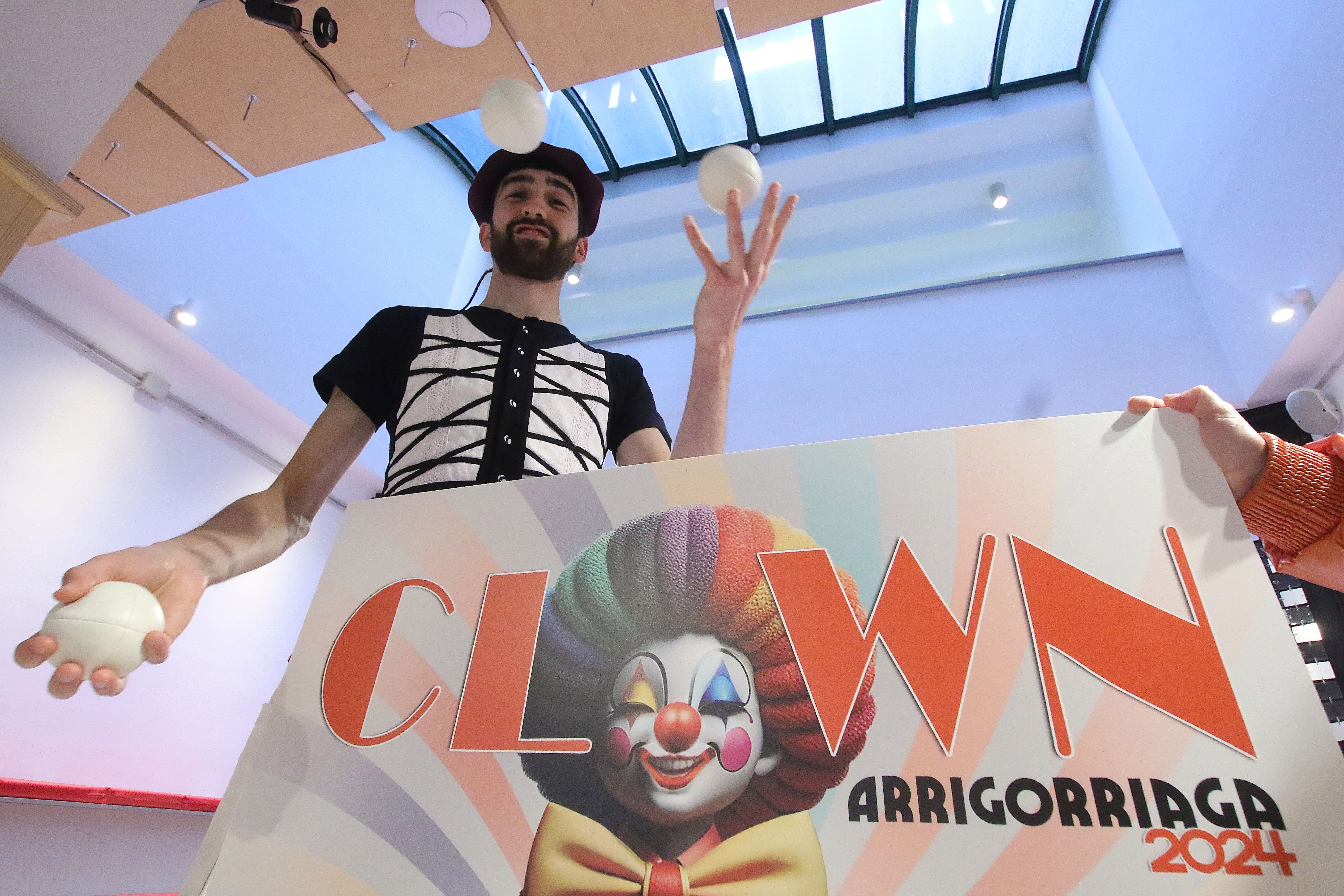 Imanol Suso Bilboko Zirkozaurre konpainiako artista Bilboko BEAZ Bizkaia aretoan, apirilaren 26an, Arrigorriagako Clown eta Pailazoen jaialdiaren aurkezpenean. OSKAR MATXIN EDESA / FOKU