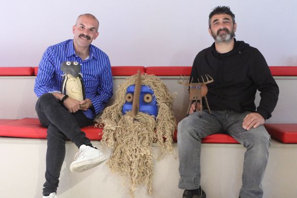 Ezkerretik, Alex Antunez eta Iñaki Aginaga Bilboko Hortzmuga antzerki konpainiako kideak, Aginagaren piezetako batzuekin. OSKAR MATXIN EDESA / FOKU Ezkerretik, Alex Antunez eta Iñaki Aginaga Bilboko Hortzmuga antzerki konpainiako kideak, Aginagaren piezetako batzuekin. OSKAR MATXIN EDESA / FOKU