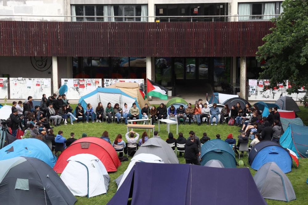 Palestinaren aldeko kanpaldian egindako asanblada irekia, atzo, EHUko Leioako Campusean. IKASLE ABERTZALEAK