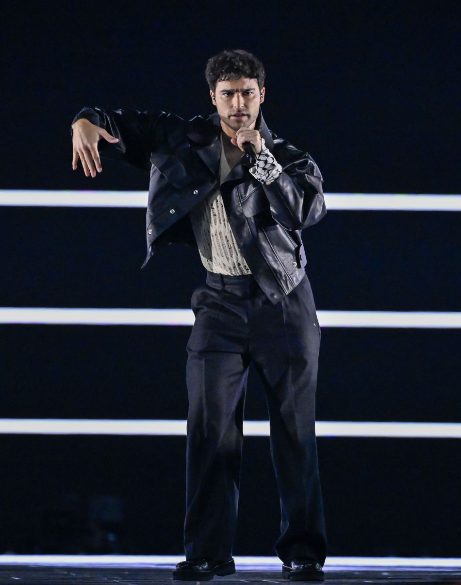 Eric Saade abeslaria zapi palestinarrarekin Eurovisionen. Eric Saade abeslaria zapi palestinarrarekin Eurovisionen.
