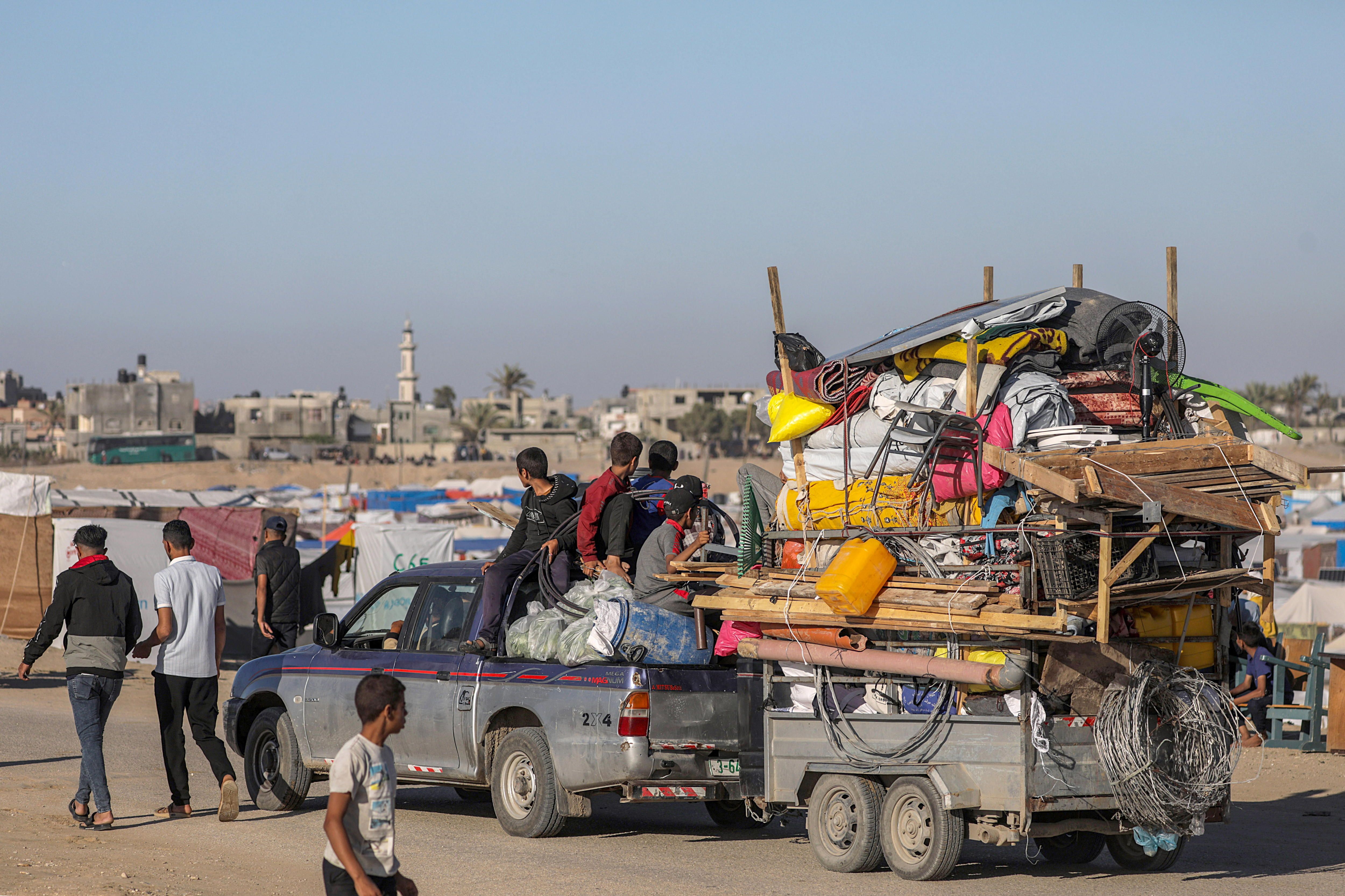 Rafah ekialdean babes hartzen zuten zenbait palestinar eremutik irteten, atzo. MOHAMMED SABER / EFE