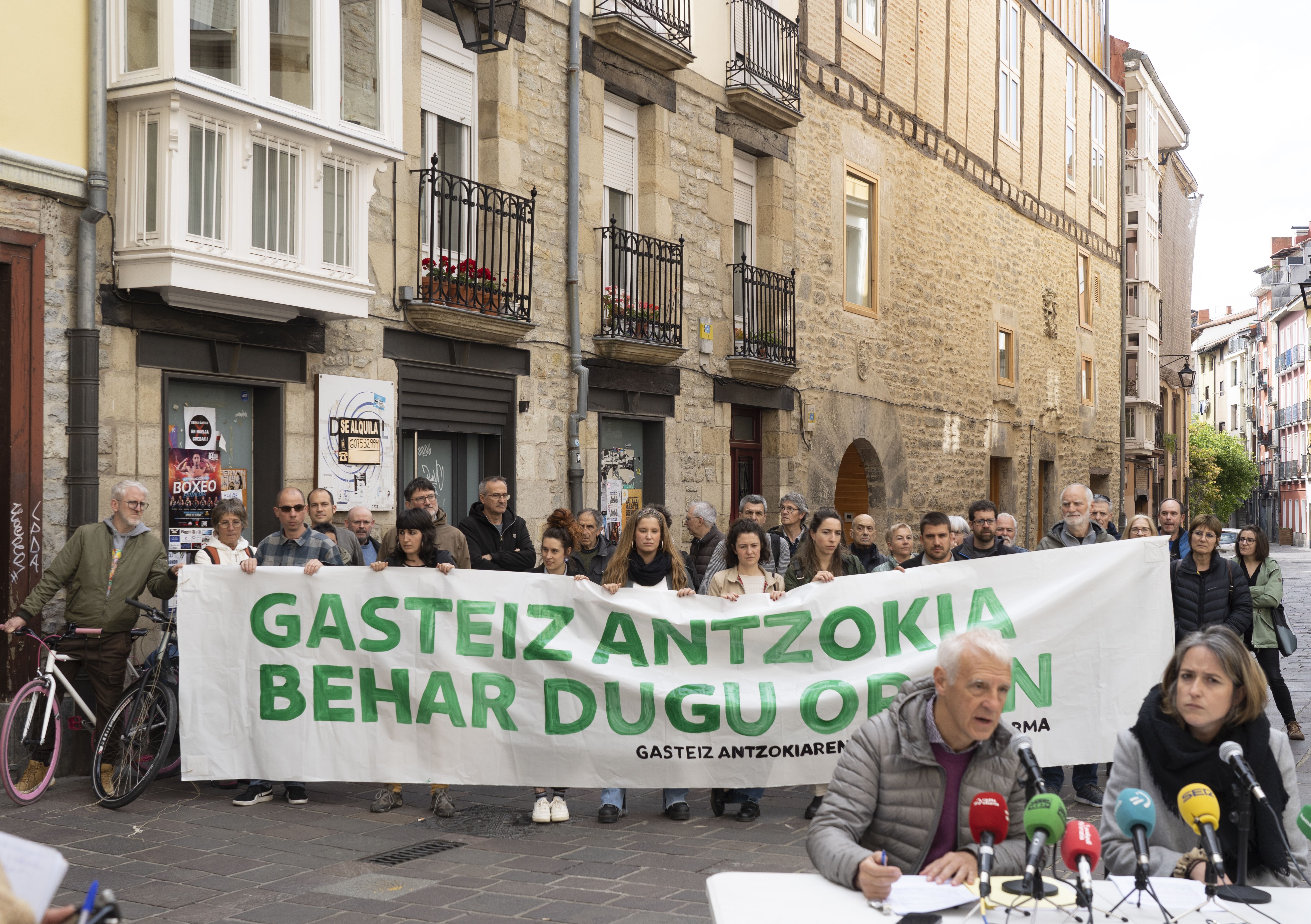 Gasteiz antzokiaren aldeko plataformaren  gaurko agerraldia Ruiz de Bergara jauregiaren atarian. RAUL BOGAJO / FOKU