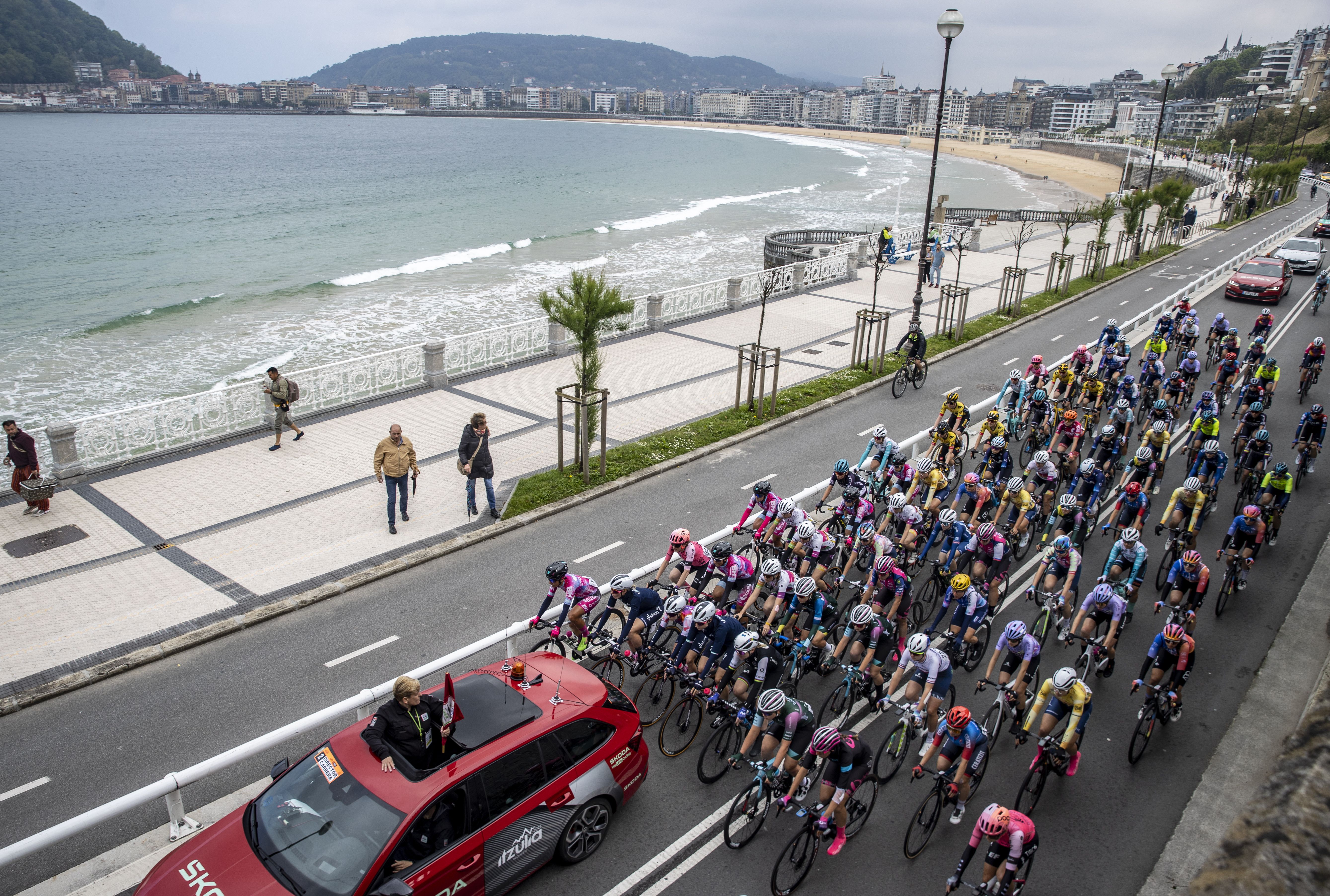 Iazko Itzuliko tropela, Donostian. JAVIER ETXEZARRETA / EFE