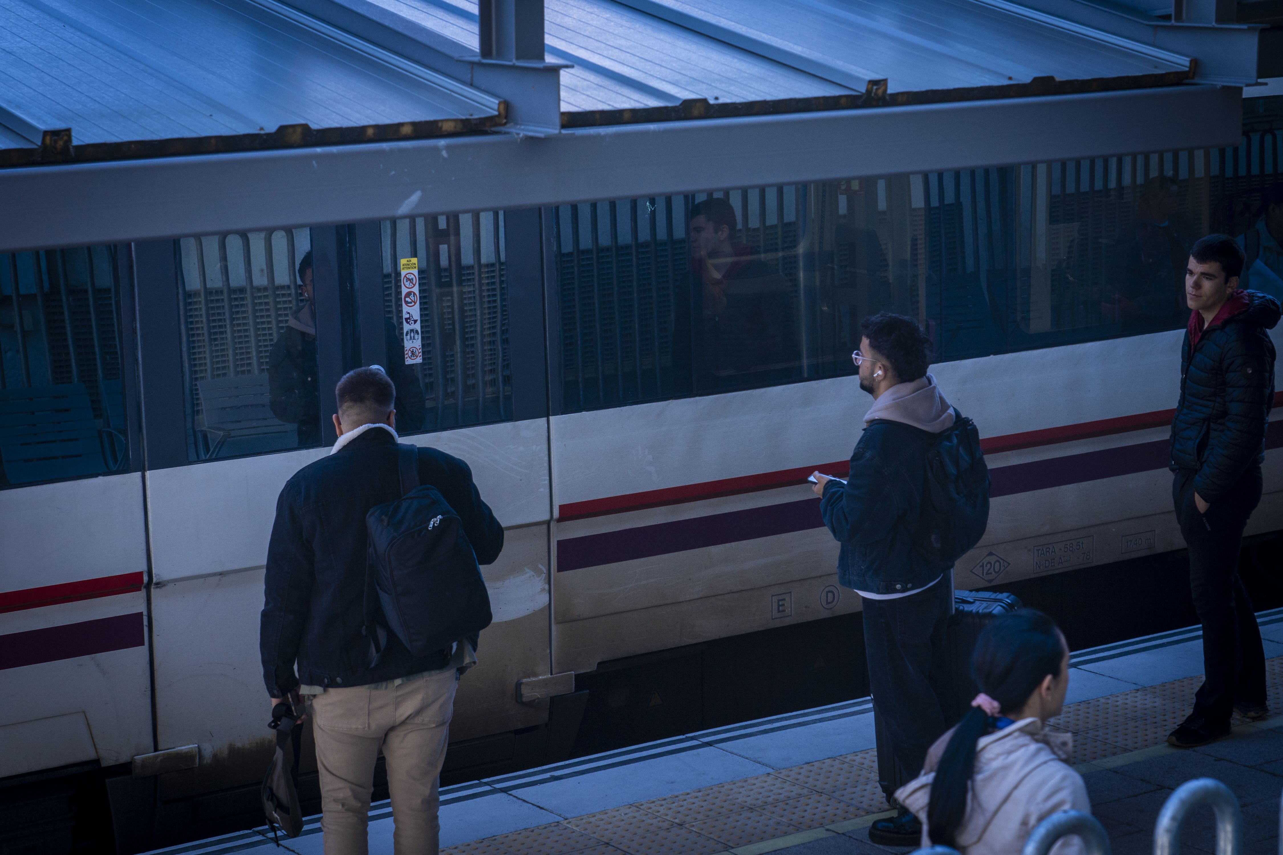 (ID_13839174) (Gorka Rubio/@FOKU) 2024-05-01, Donostia. Renfek Gipuzkoako tren zerbitzuak gutxitu ditu eta jendea haserre dago