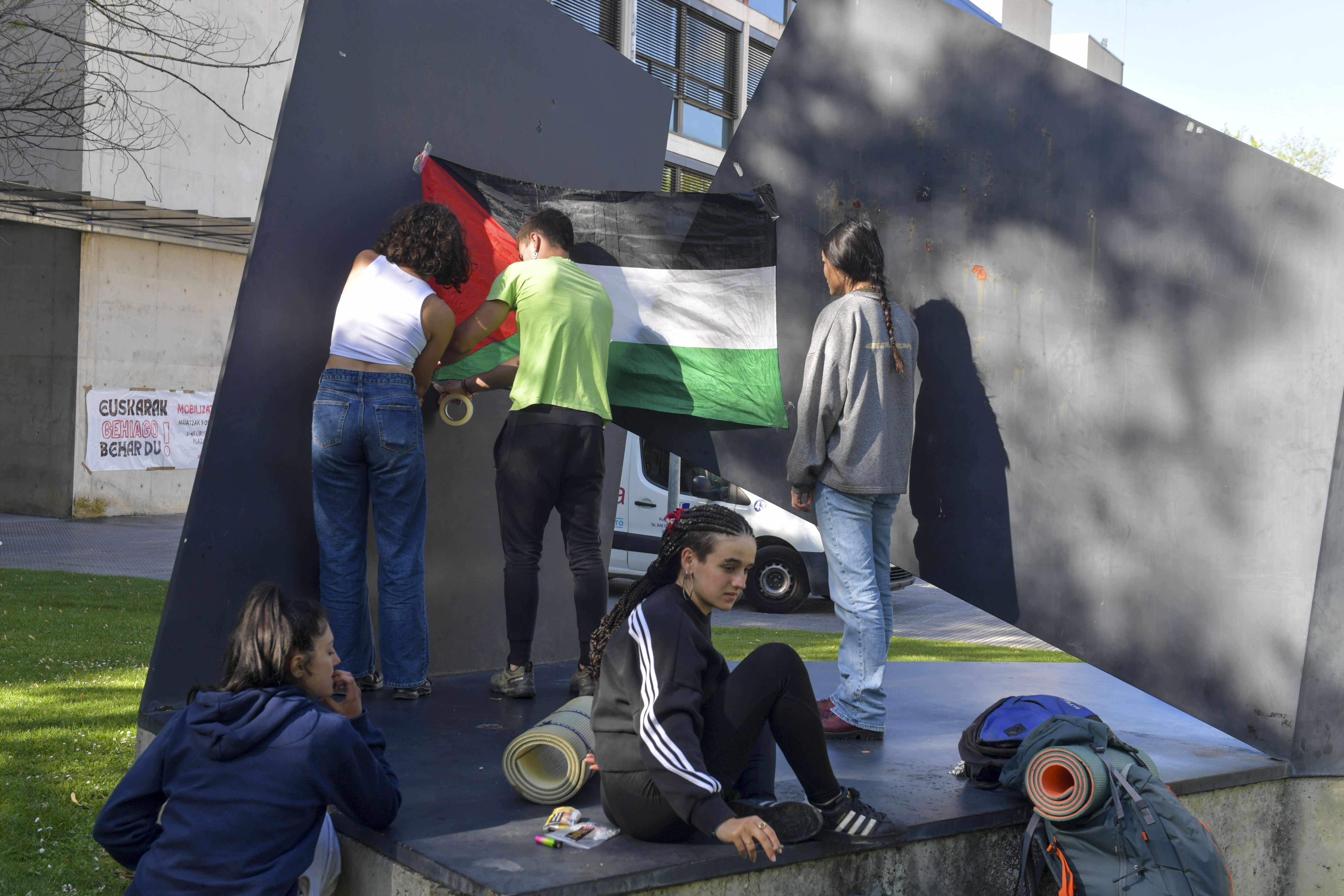 Palestinaren aldeko kanpaldiak egiten ari dira Hego Euskal Herriko lau campusetan; irudian, Gasteizko campusa. IDOIA ZABALETA / FOKU