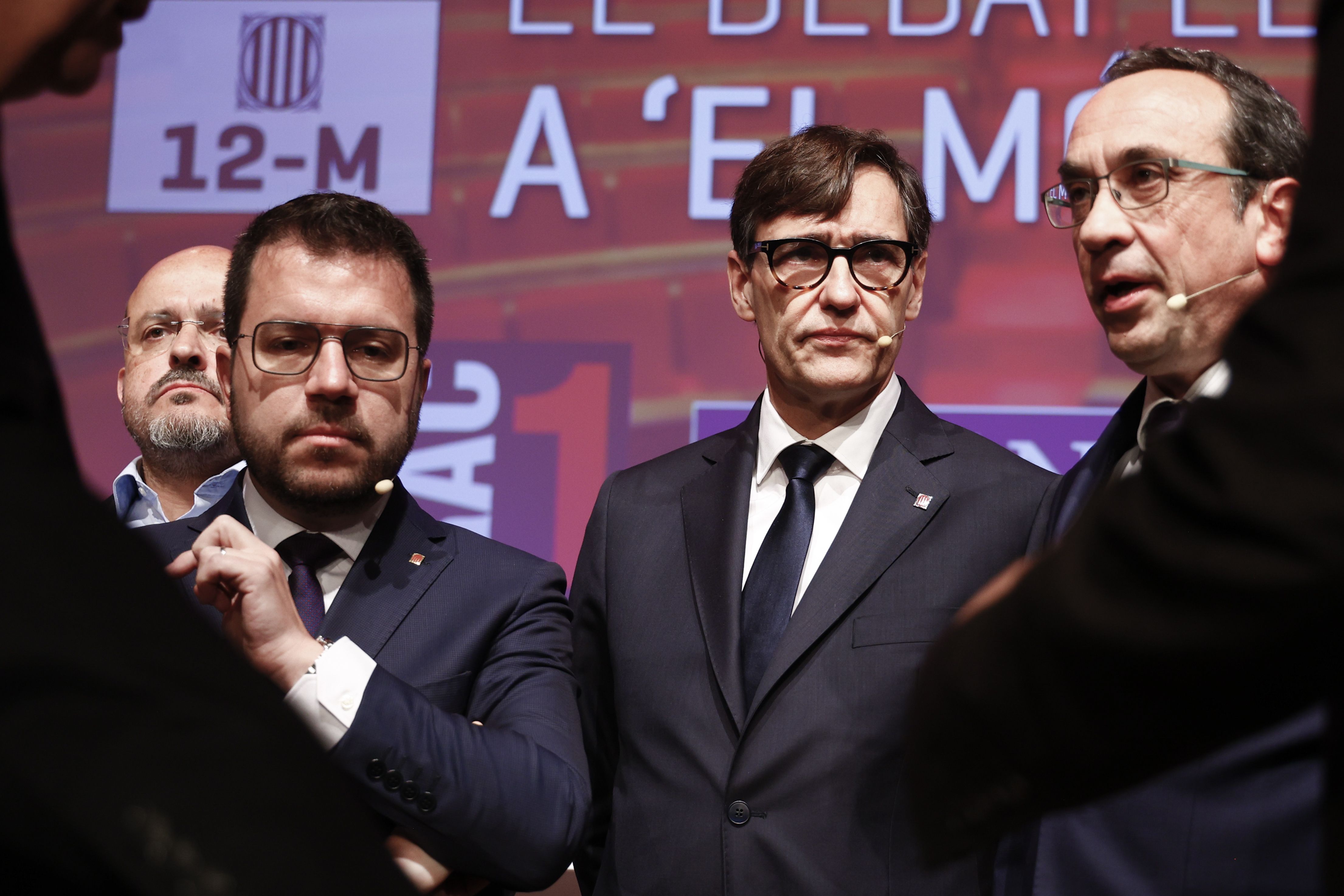 Ezkerretik eskuinera: Alejandro Fernandez (PPC), Pere Aragones (ERC), Salvador Illa (PSC) eta Josep Rull (Junts), iragan apirilaren 26an, eztabaida baten aurretik. Carles Puigdemonten ordez parte hartu zuen Rullek. QUIQUE GARCIA / EFE