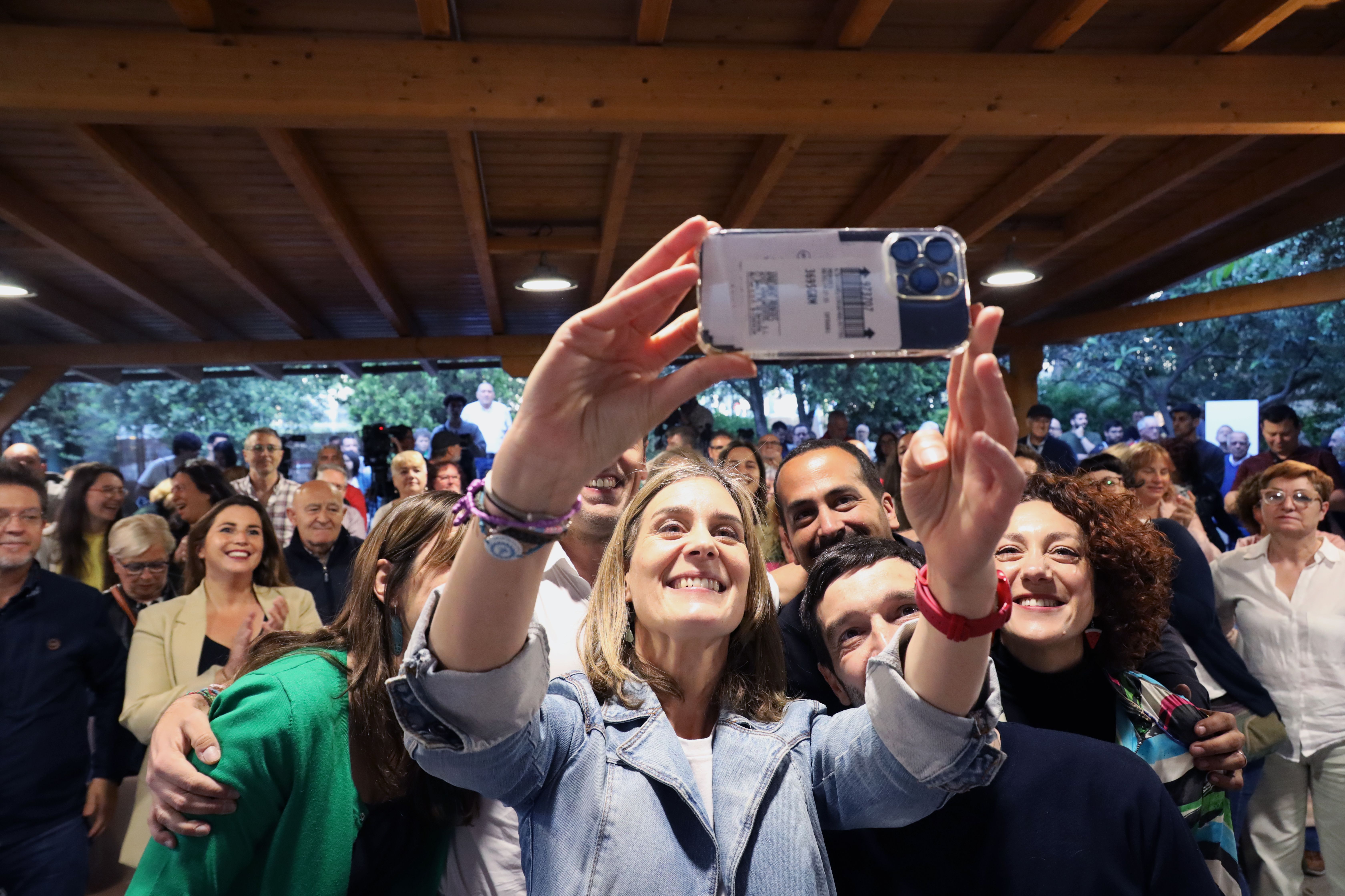 Jessica Albiach (Comuns Sumar) sakelakoarekin selfie bat egiten, asteazkenean, Mollet del Vallesen. LEYRE P. GONZALEZ