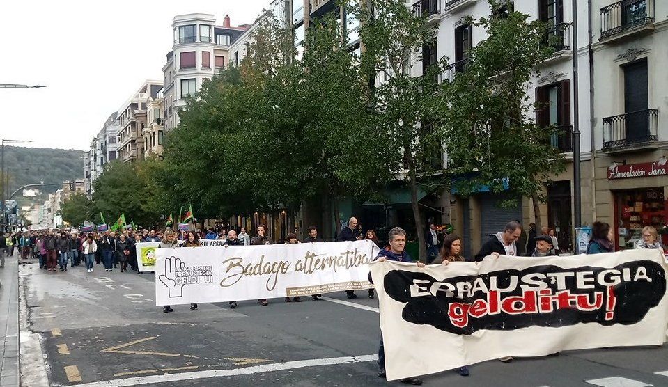 Zubietako erraustegiaren aurkako manifestazioa, gaur, Donostian. @MASENSIOLOZANO