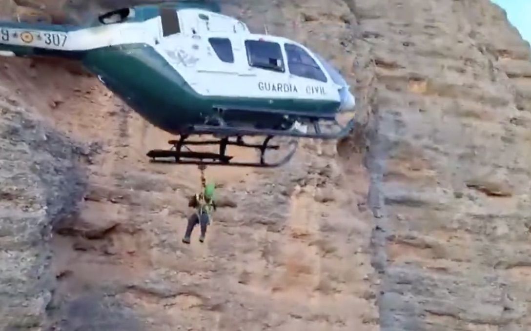 Guardia Zibilaren helikopteroa gorpua zegoen tokira iristen, atzo. 