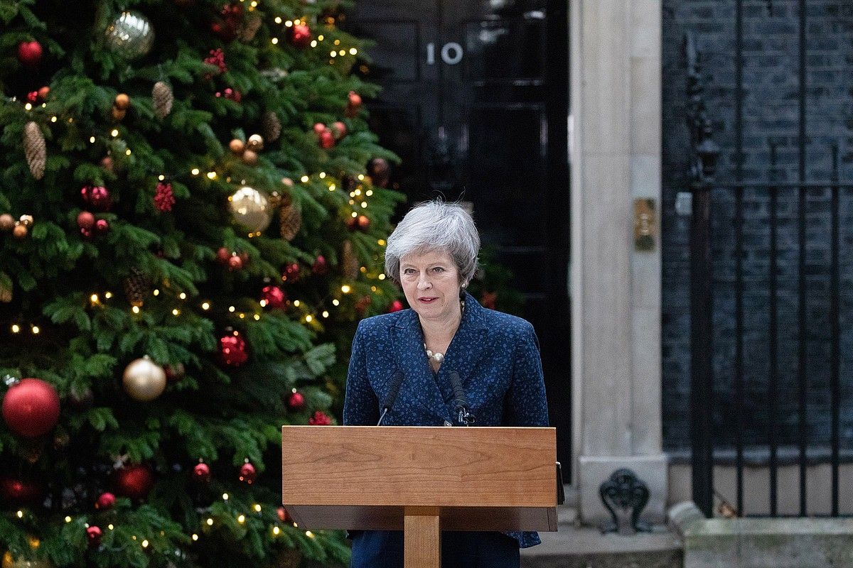 Theresa May lehen ministroa, atzo goizean egindako agerraldian, Downing Streeten, Londresen. STR / EFE.