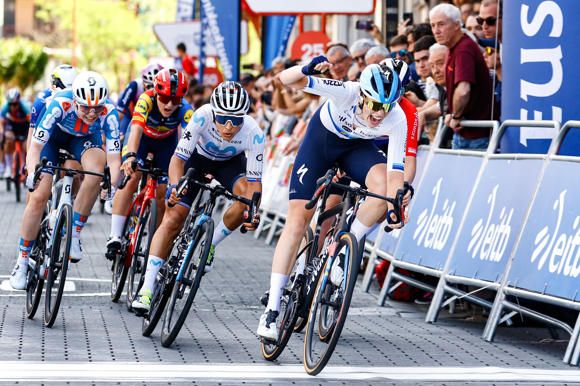 Mischa Bredewold, garaipena ospatzen. ITZULIA