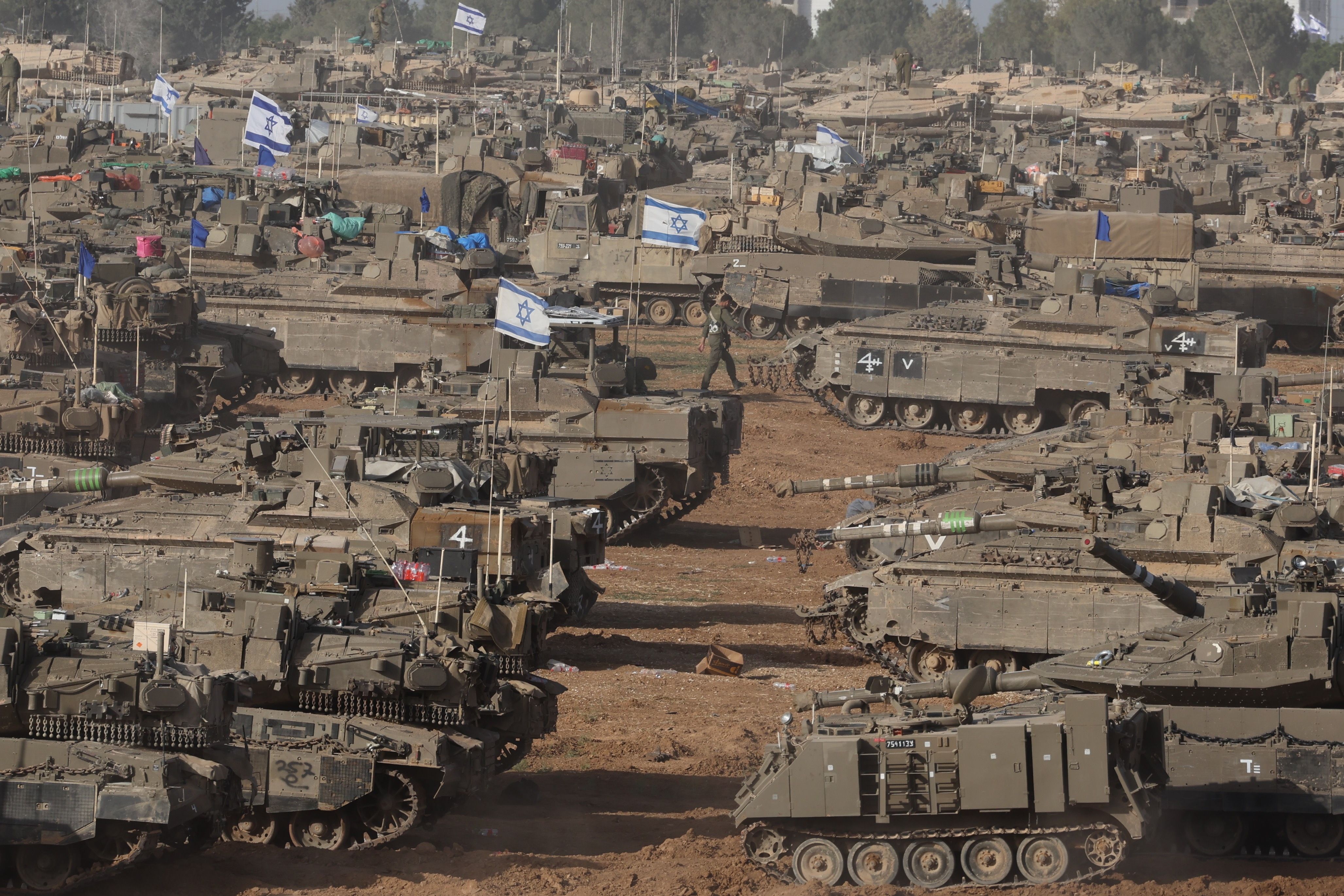 Israelgo armadako tankeak, Israel hegoaldean, Gazako mugan, atzo. ABIR SULTAN / EFE