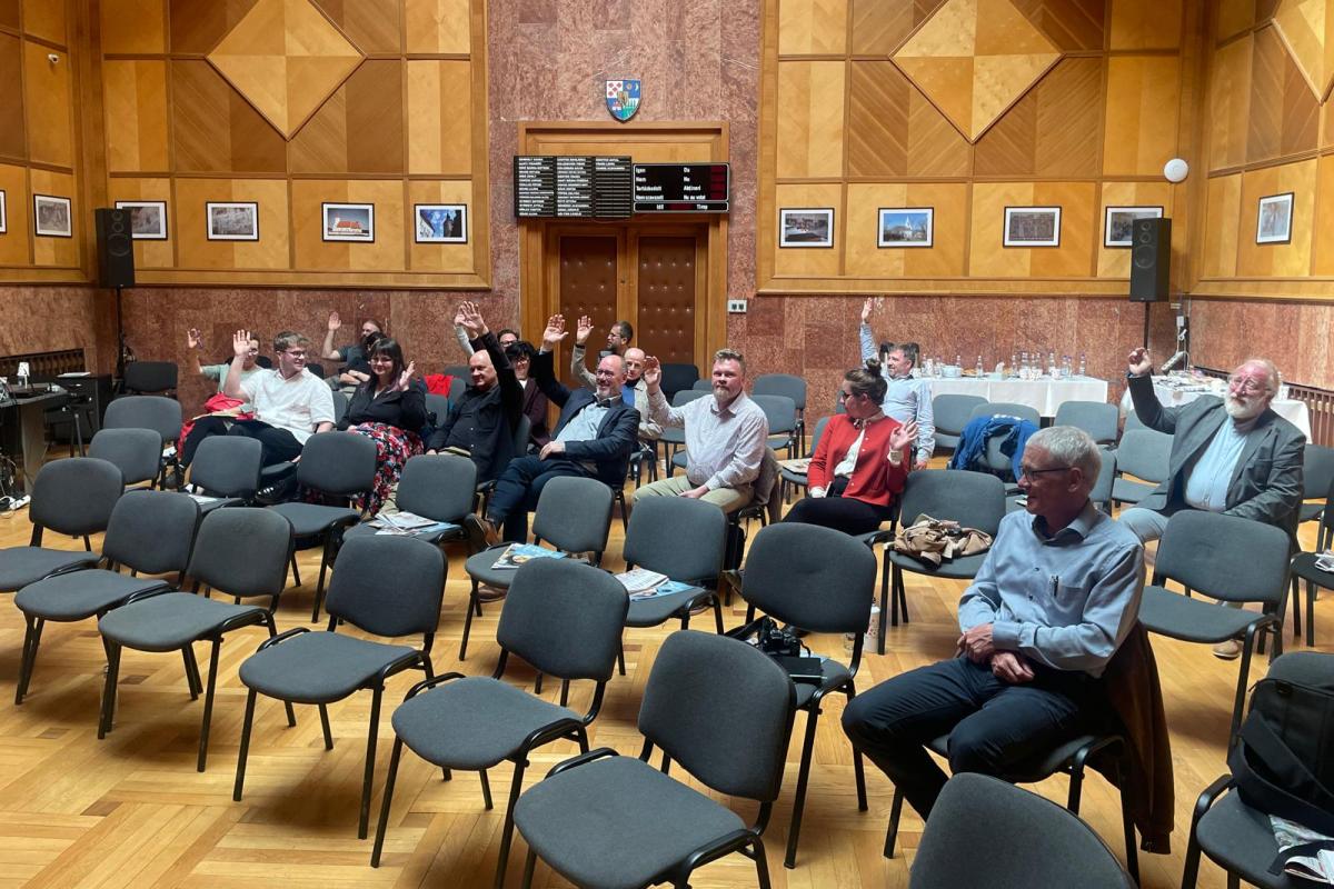Midas elkarteak gaur Errumanian egin duen batzarreko bozketa. BERRIA