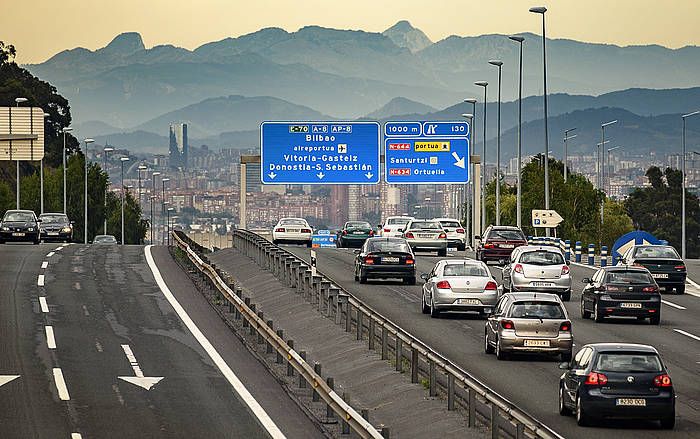 Trafikoa A8 autobidean, Bilboko noranzkoan, Ugaldebieta inguruan. JAVIER ZORRILLA / EFE