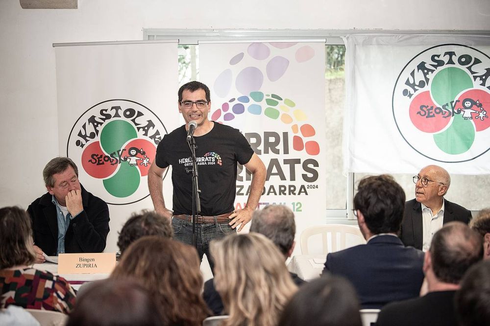 Peio Jorajuria, gaur, Herri Urratsen hasierako agerraldian. Albo banatan, Bingen Zupiria eta Jean Rene Etxegarai. PATXI BELTZAIZ Peio Jorajuria, gaur, Herri Urratsen hasierako agerraldian. Albo banatan, Bingen Zupiria eta Jean Rene Etxegarai. PATXI BELTZAIZ