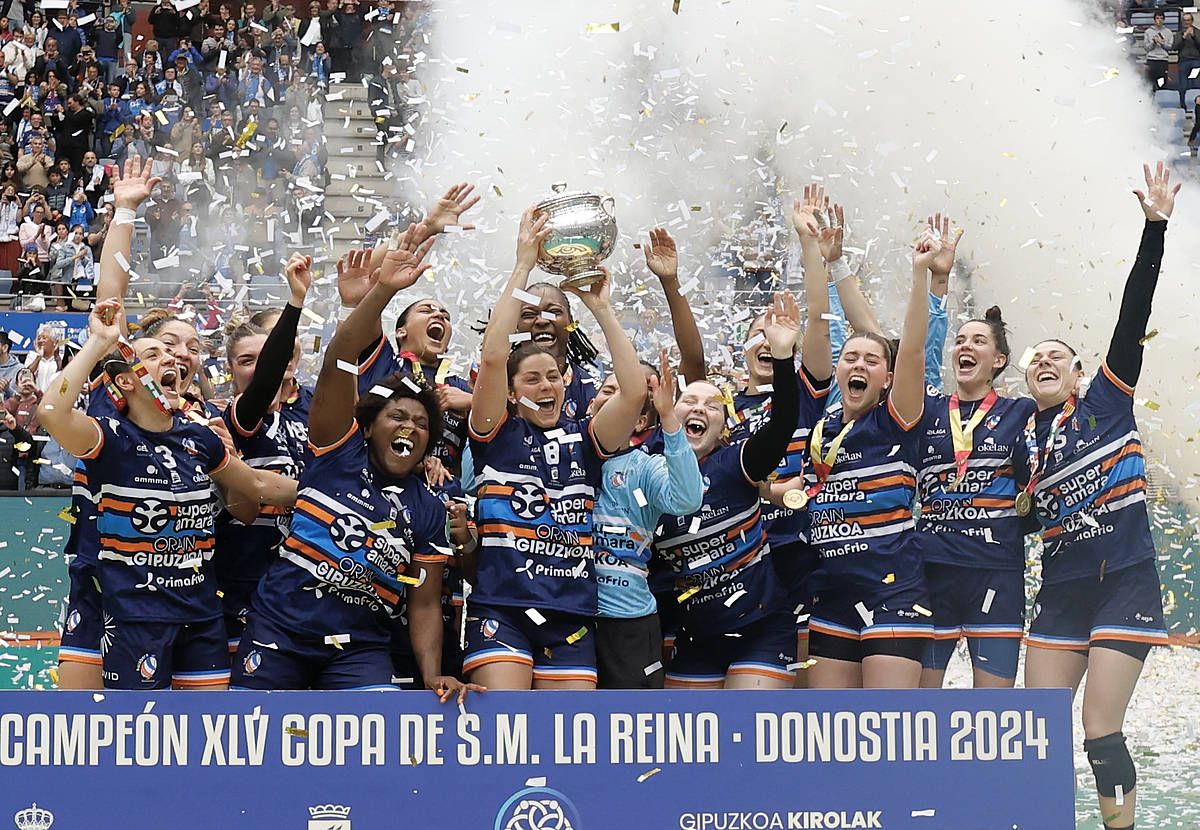 Alba Menendez kapitaina garaikurra eskuetan duela, gaur, Donostian. JAVI COLMENERO / EFE