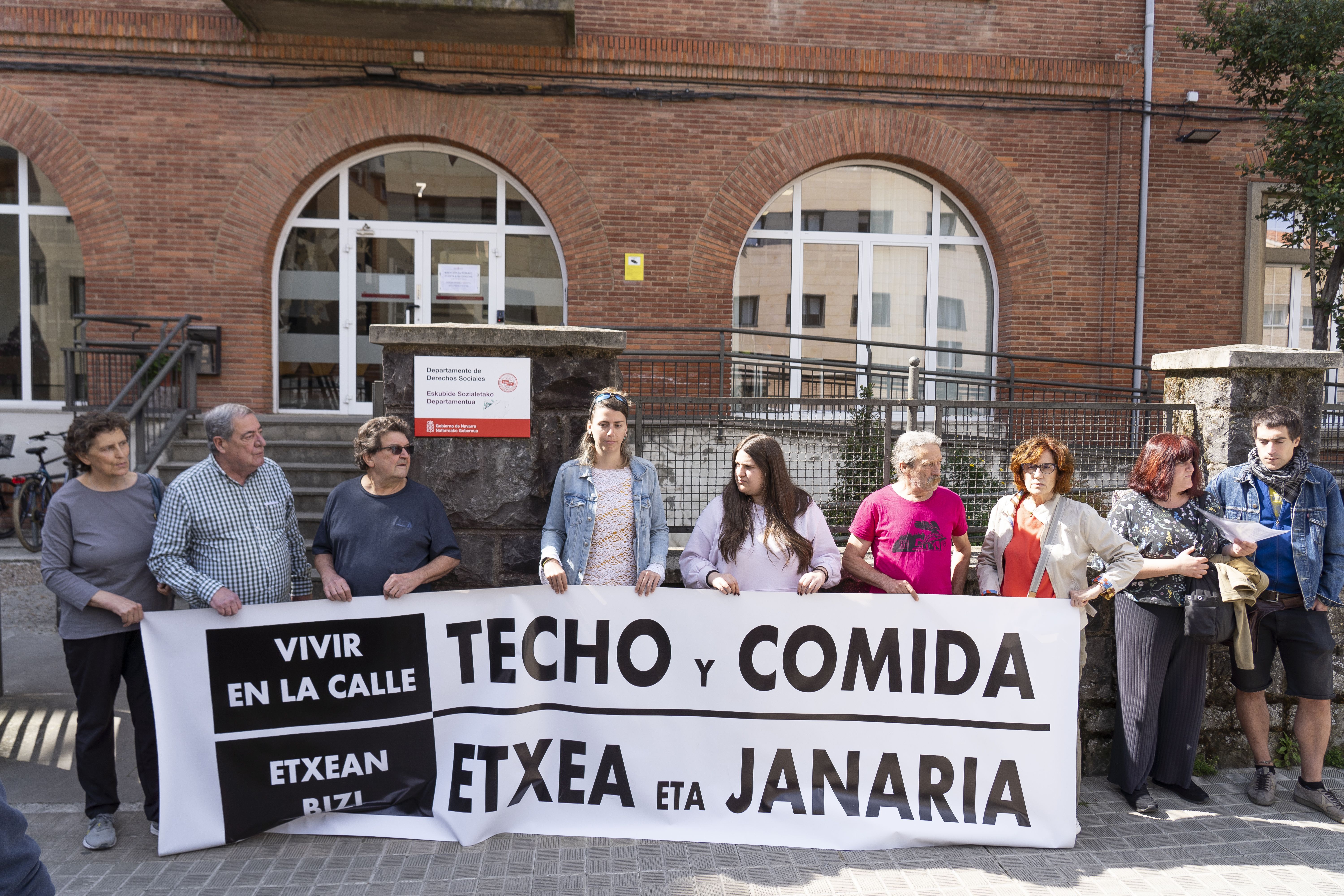 Hainbat gizarte kolektibok etxegabeentzat ostatua eta jana urte osoan bermatzeko eskatu dute. Haritu, Paris 365 jantoki soziala, Migratuendako Informazio Gunea, Elkarri Laguntza elkartea, Elkarte, SOS Arrazakeria eta Oxfam