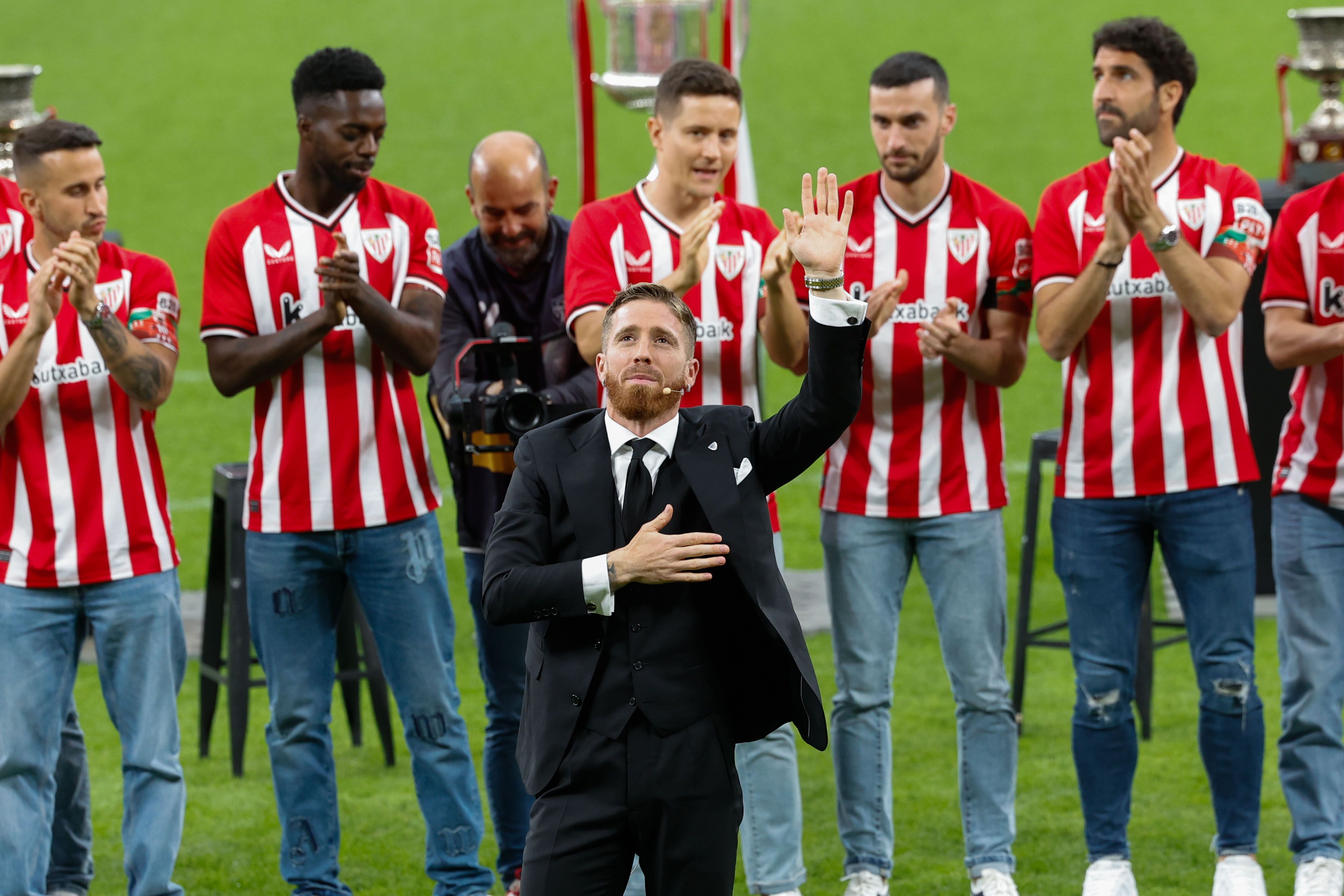 Iker Muniain, harmailetan bildutako zaleei agur esaten, MIGUEL TOÑA / EFE