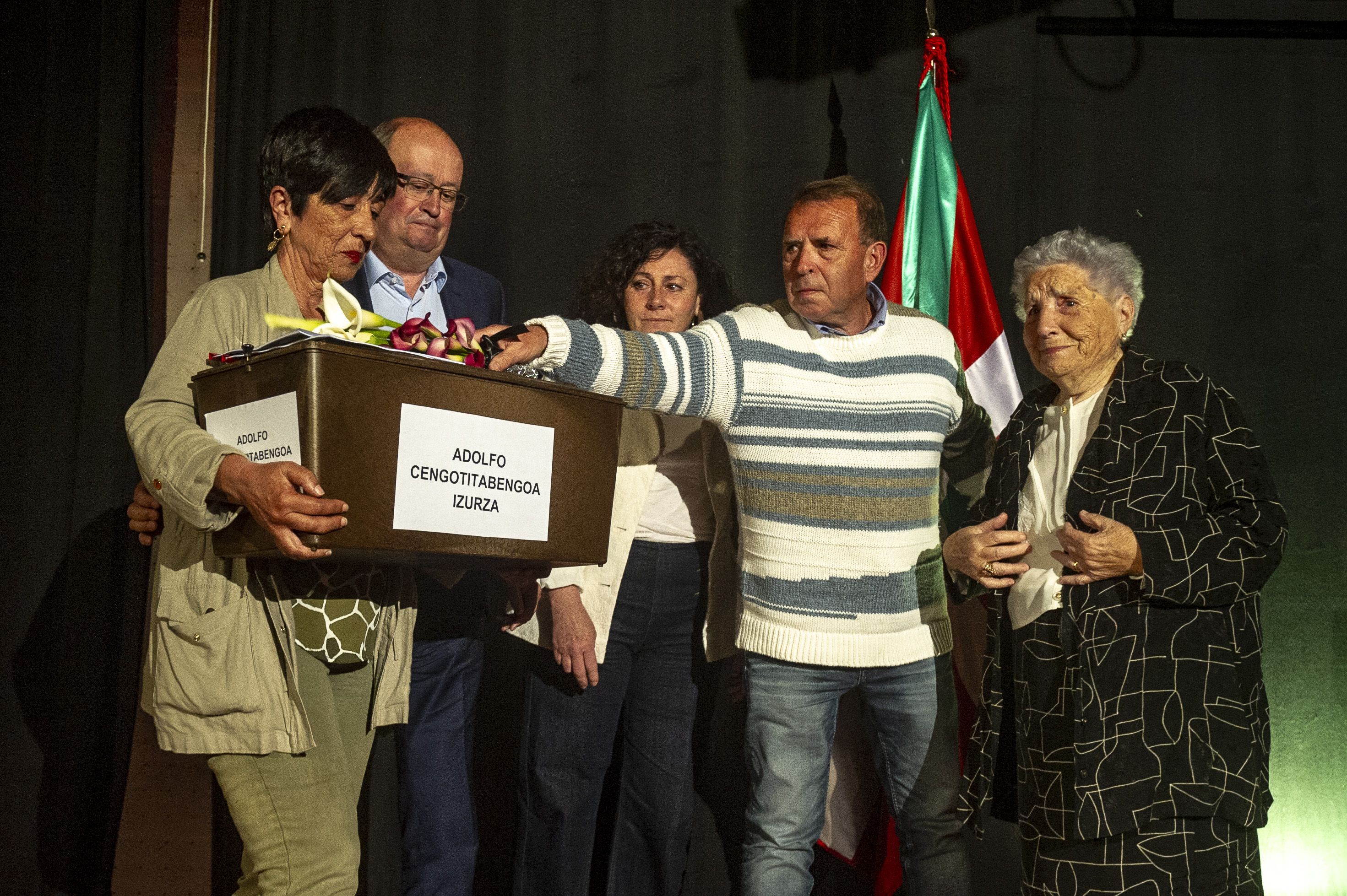 Adolfo Zengotitabengoaren gorpuzkiak jaso dituzte haren senideek, gaur, Zornotzan. JAIZKI FONTANEDA / FOKU