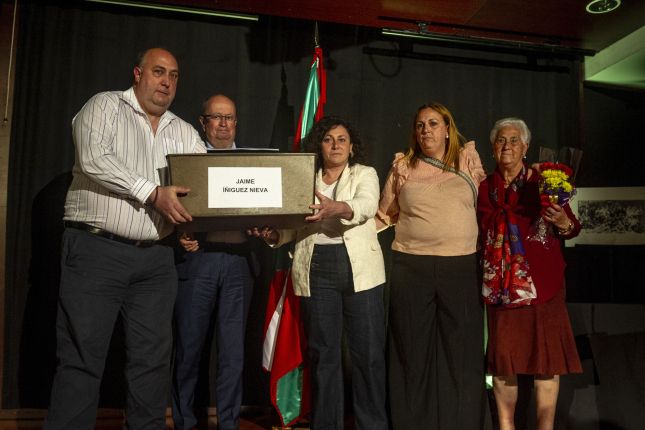 Jaime Iñiguezen gorpuzkiak jaso dituzte haren senideek, gaur, Zornotzan. JAIZKI FONTANEDA / FOKU Jaime Iñiguezen gorpuzkiak jaso dituzte haren senideek, gaur, Zornotzan. JAIZKI FONTANEDA / FOKU