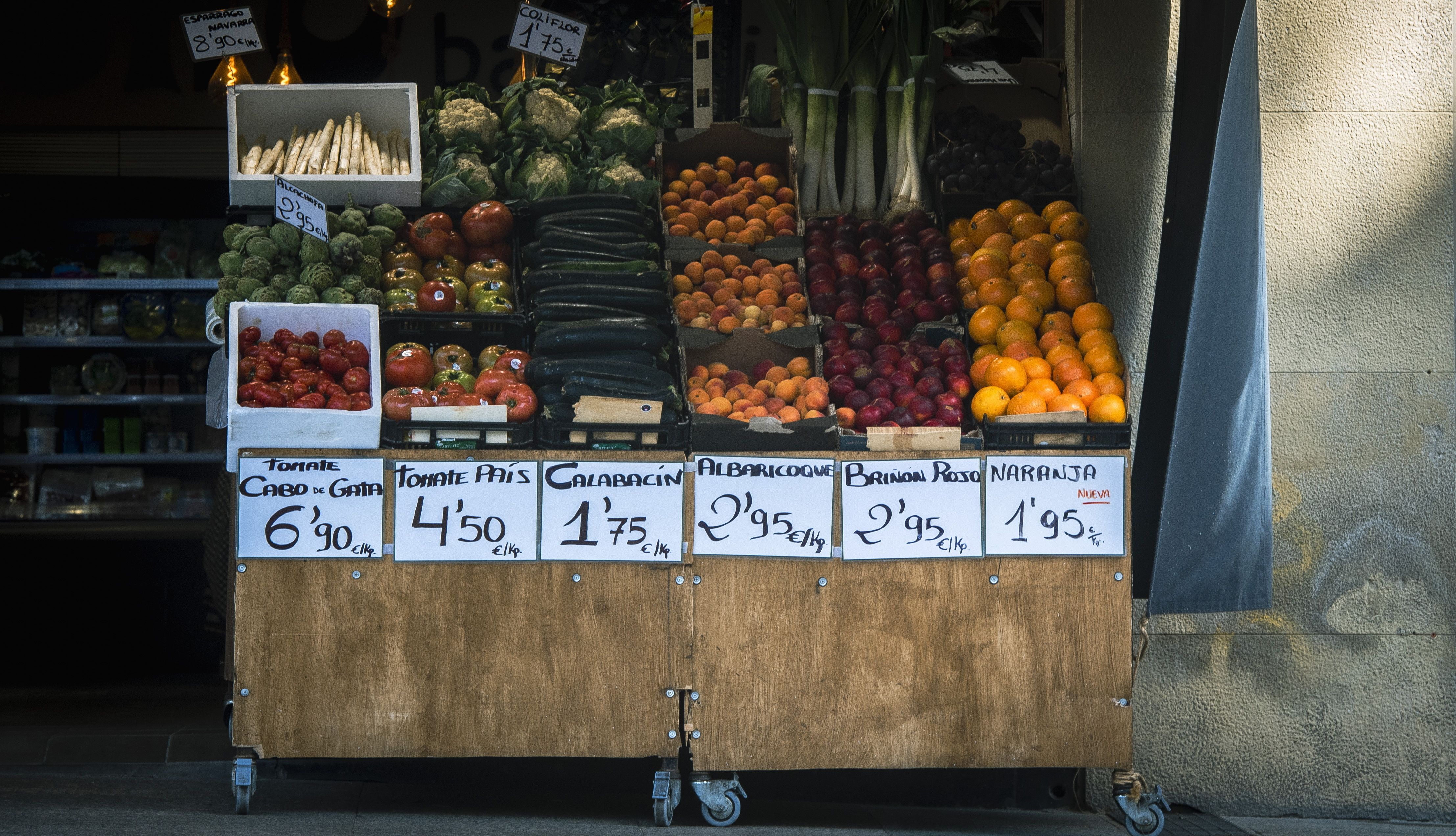 Fruta eta barazkiak Donostiako denda batean. GORKA RUBIO / FOKU