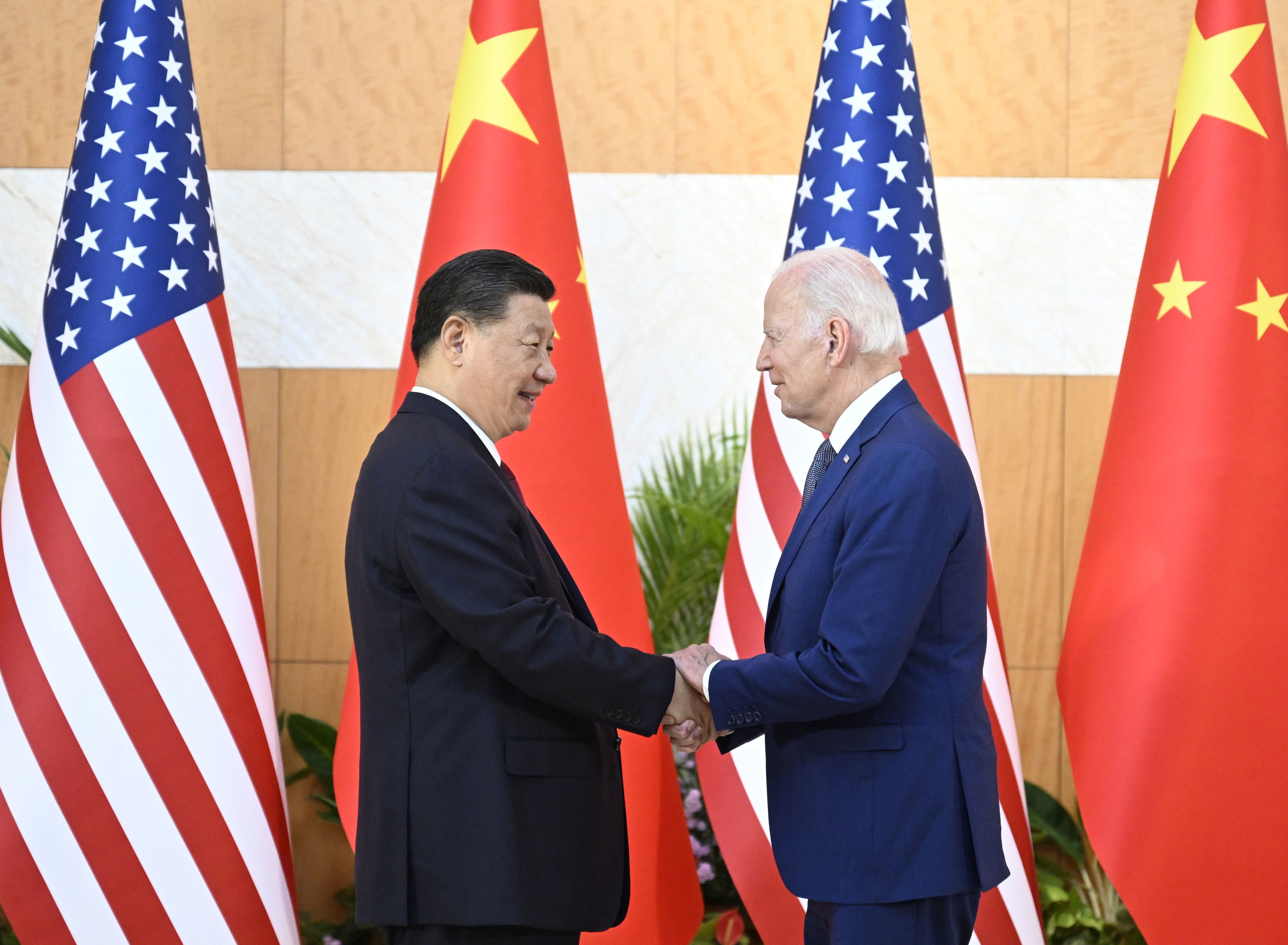 Xi Jinping Txinako presidentea eta Joe Biden AEBetakoa elkarri bostekoa ematen, 2022ko azaroan egindako bilera batean. XINHUA / EFE