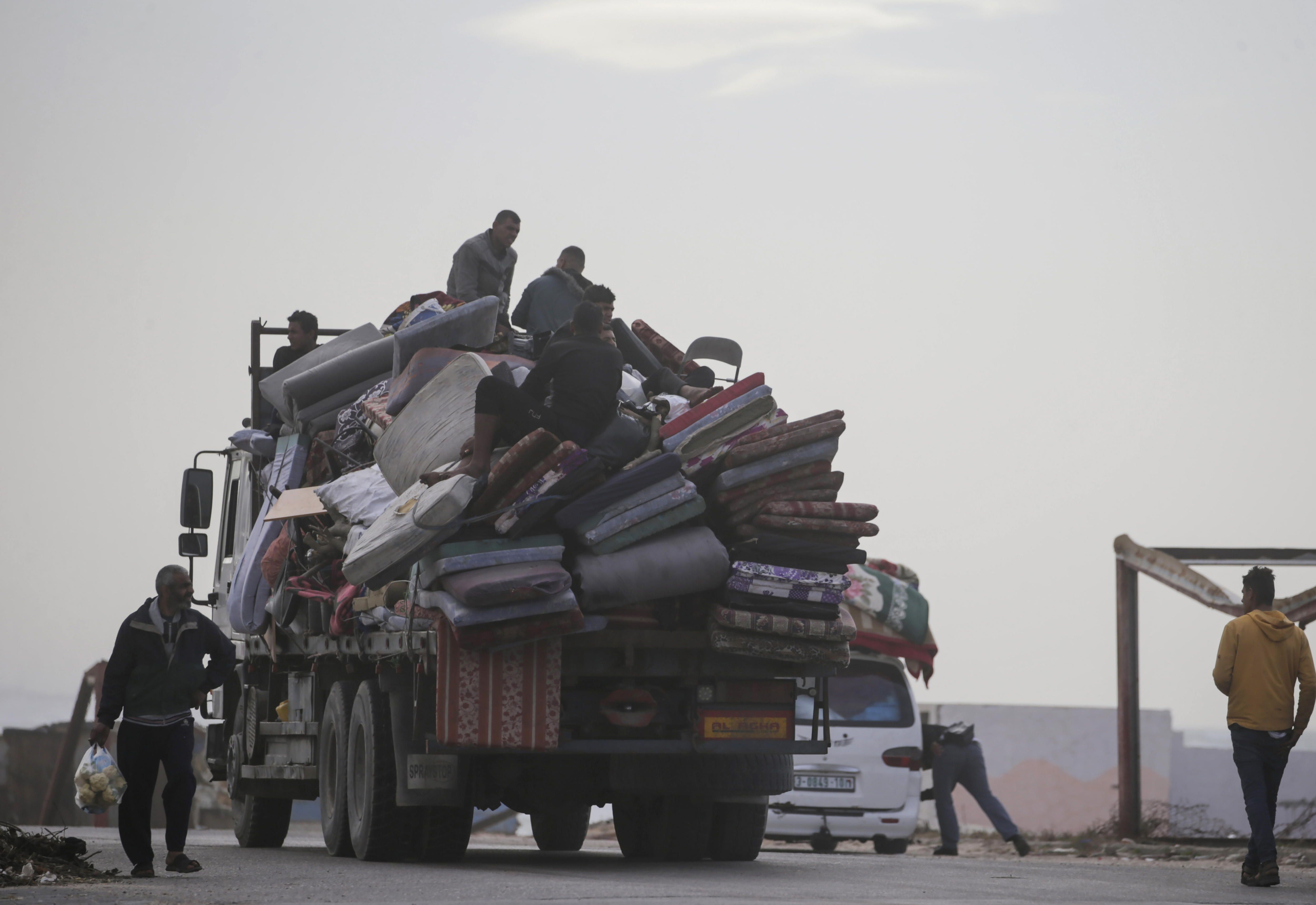  Al Nuseirat eta Al Bureije errefuxiatu esparruetan (Gaza, Palestina) zeuden palestinarrak ihesean, iazko abenduaren 23an. MOHAMMED SABER / EFE