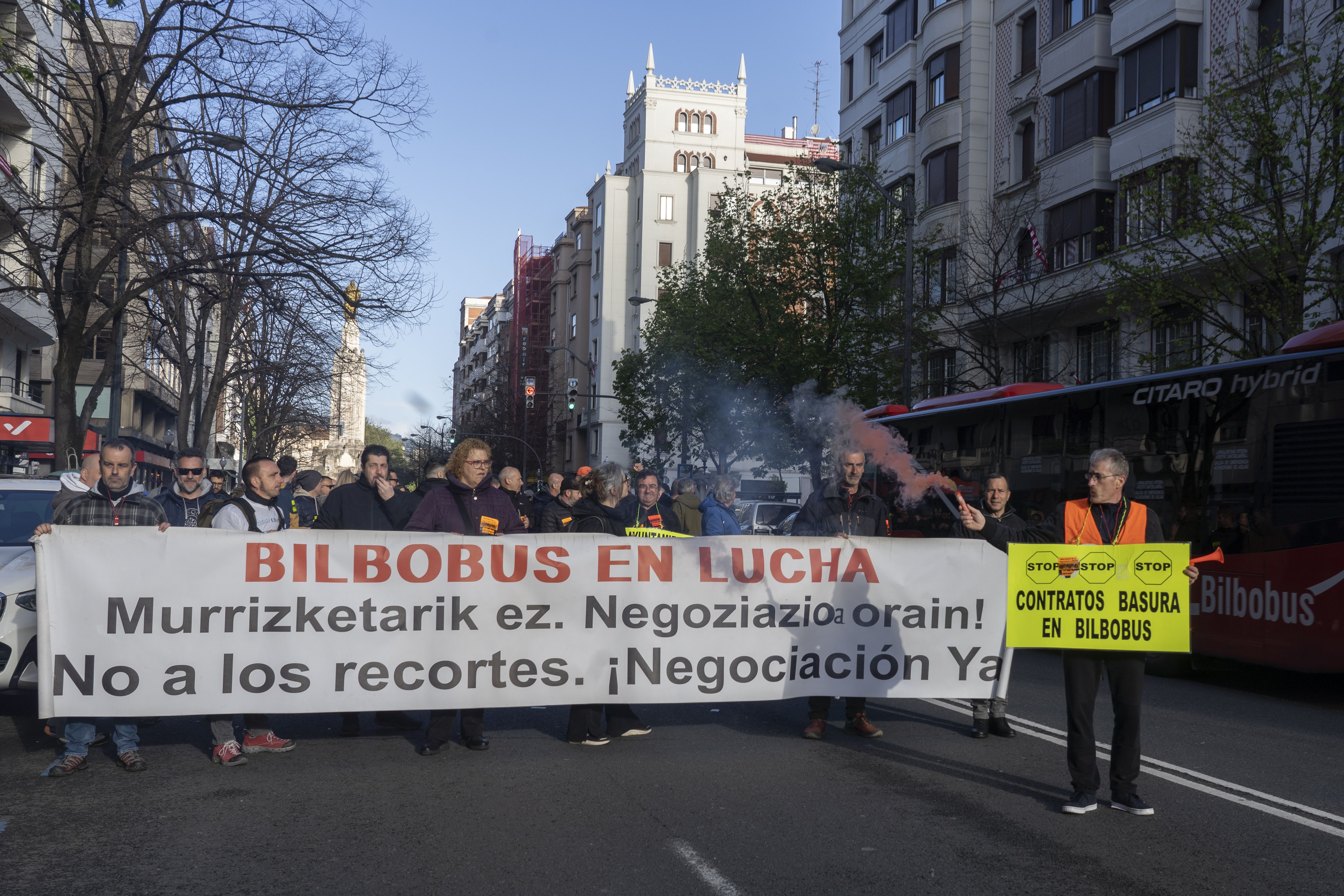 Bilbobuseko langileen protesta, greba mugagabearen lehenengo egunean. MONIKA DEL VALLE / FOKU