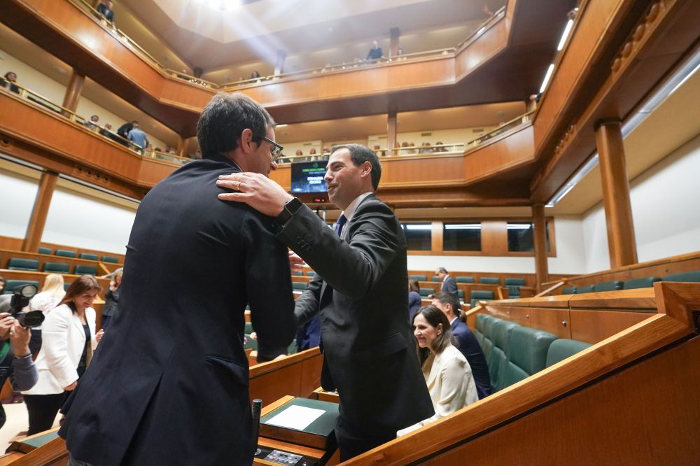EH Bilduko Pello Otxandiano eta EAJko Imanol Pradales, elkar agurtzen. ENDIKA. PORTILLO / FOKU EH Bilduko Pello Otxandiano eta EAJko Imanol Pradales, elkar agurtzen. ENDIKA. PORTILLO / FOKU