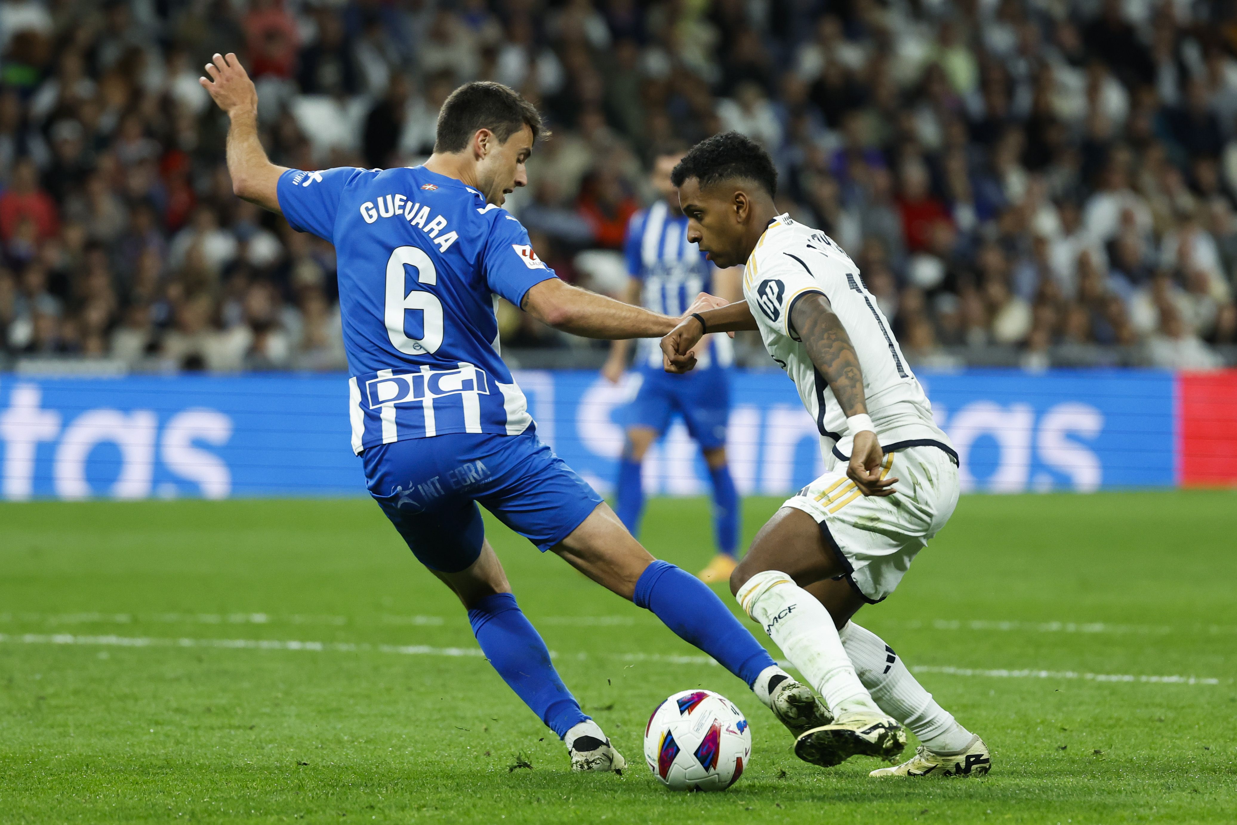 Ander Gebara eta Rodrygo, elkarri baloia kentzeko lehian. JUANJO MARTIN / EFE