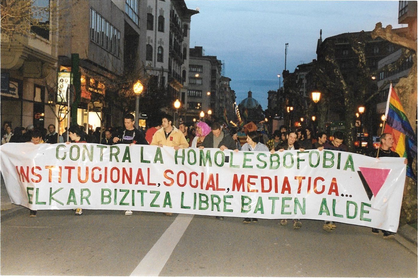 2001ean Iruñean egin zuten homolesbofobia sozial, mediatiko eta instituzionalaren aurkako manifestazioa. NABI