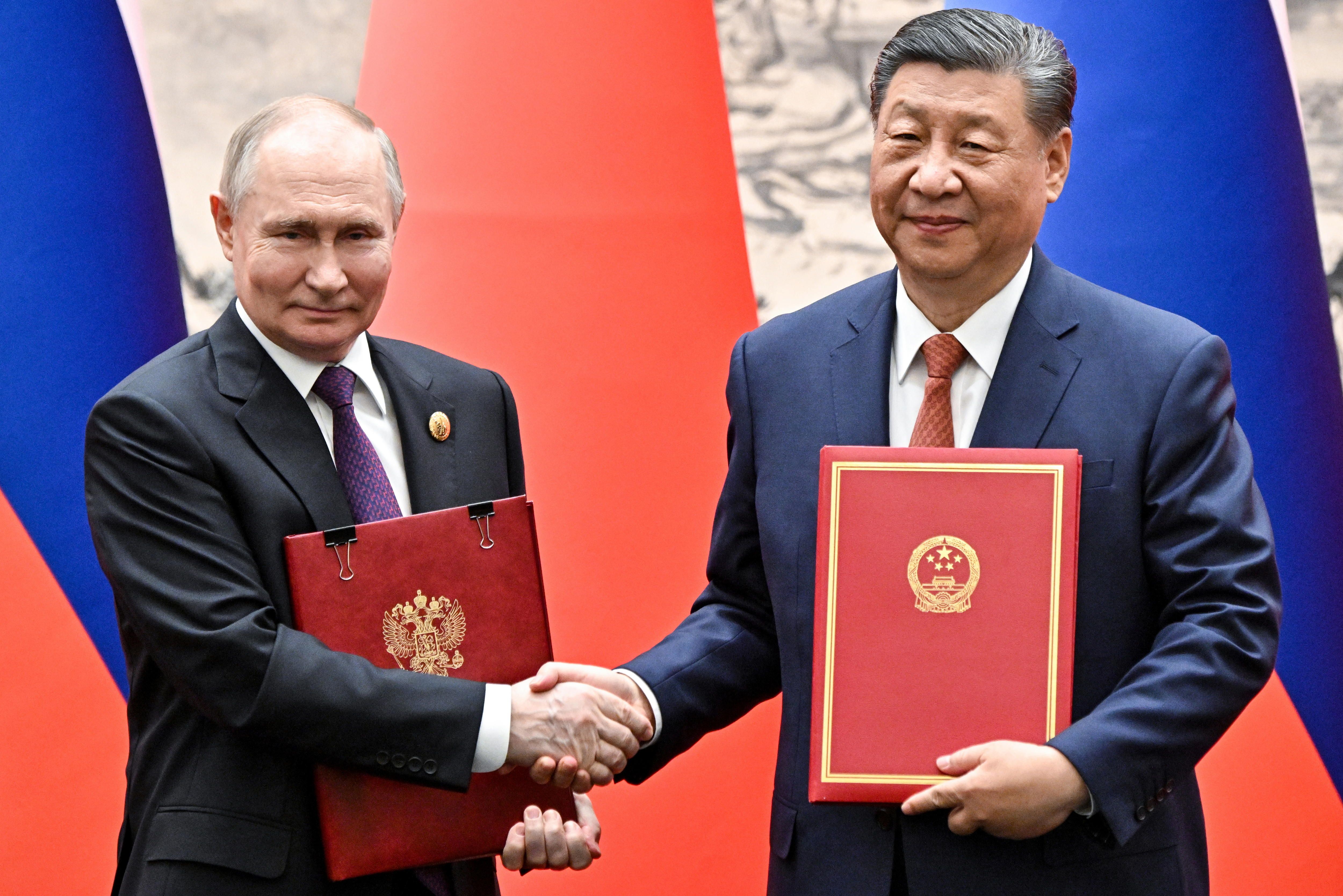 Xi eta Putin, harremanak sakontzeko akordioa sinatu ostean, gaur, Pekinen. SERGEY BOBYLEV / SPUTNIK / KREML/EFE