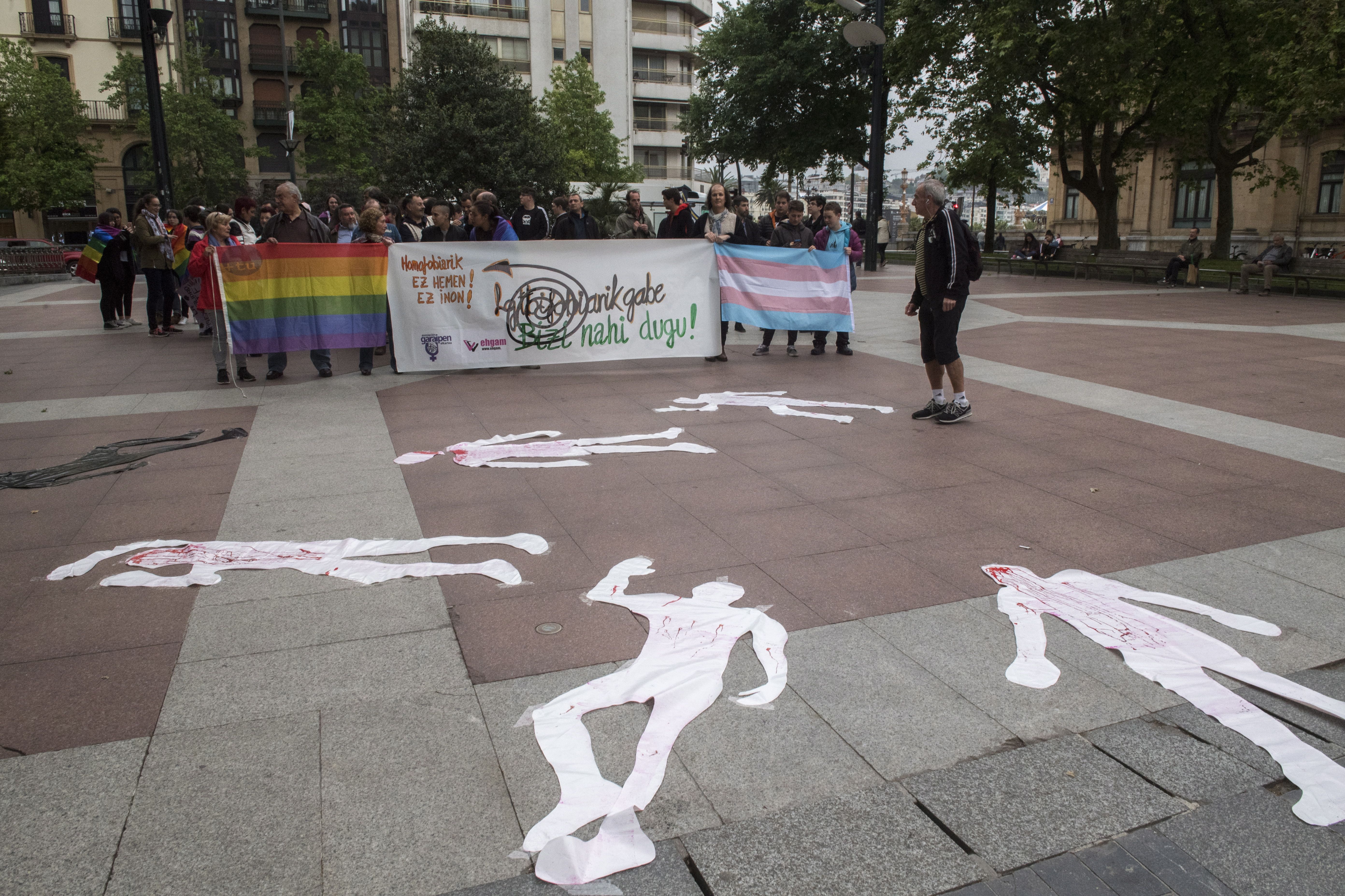 Eraso LGTBIfobikoen kontrako elkarretaratze bat, Donostian. GORKA RUBIO / FOKU