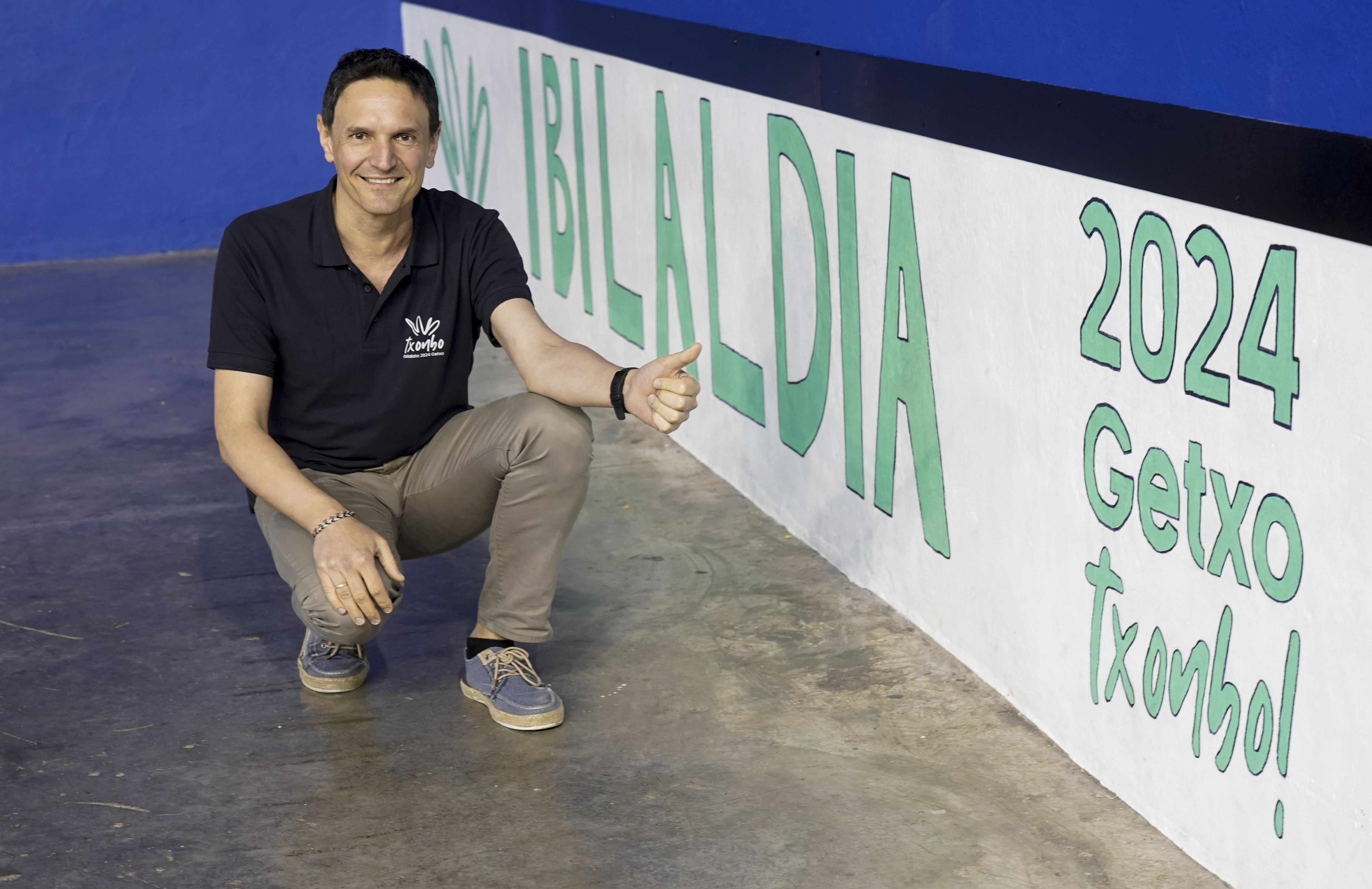 Gaizka Arrizabalaga, Ibilaldiko mural baten alboan. MARISOL RAMIREZ / FOKU