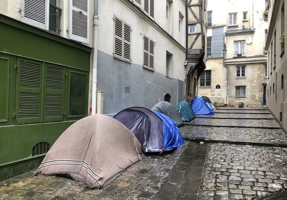 Parisko Grenier sur L'eau kalexkan ikus daitezkeen kanpin dendak.