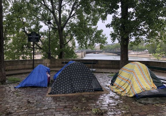 Parisko Louis Aragon plazan dagoen kanpaleku txikia. Sena ikusten da atzealdean.