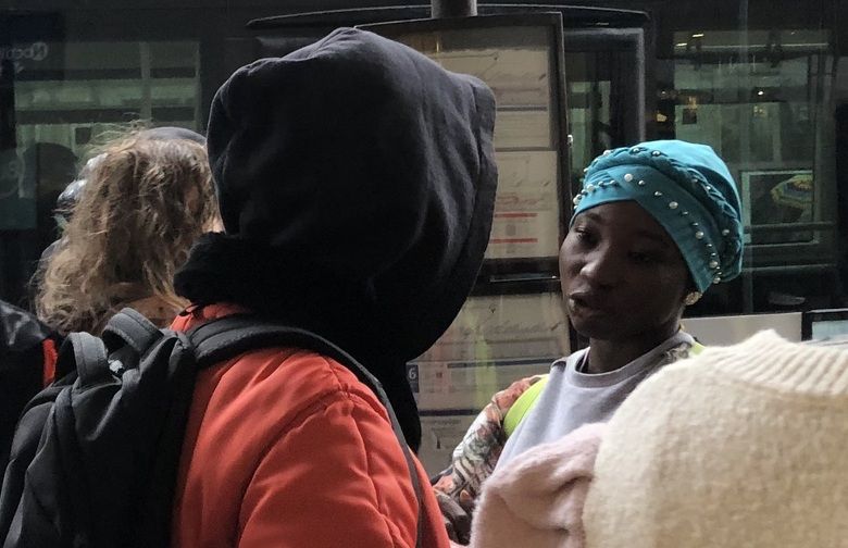 Lo egiteko leku bat aurkitzeko itxaropenez udaletzeko plazara gerturatu den immigrante bat.