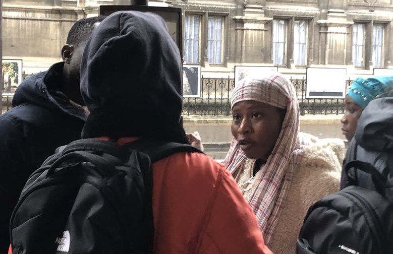 Gobernuz kanpoko hainbat erakundek immigranteei babesa ematera gerturatzen dira udaletxe parera.