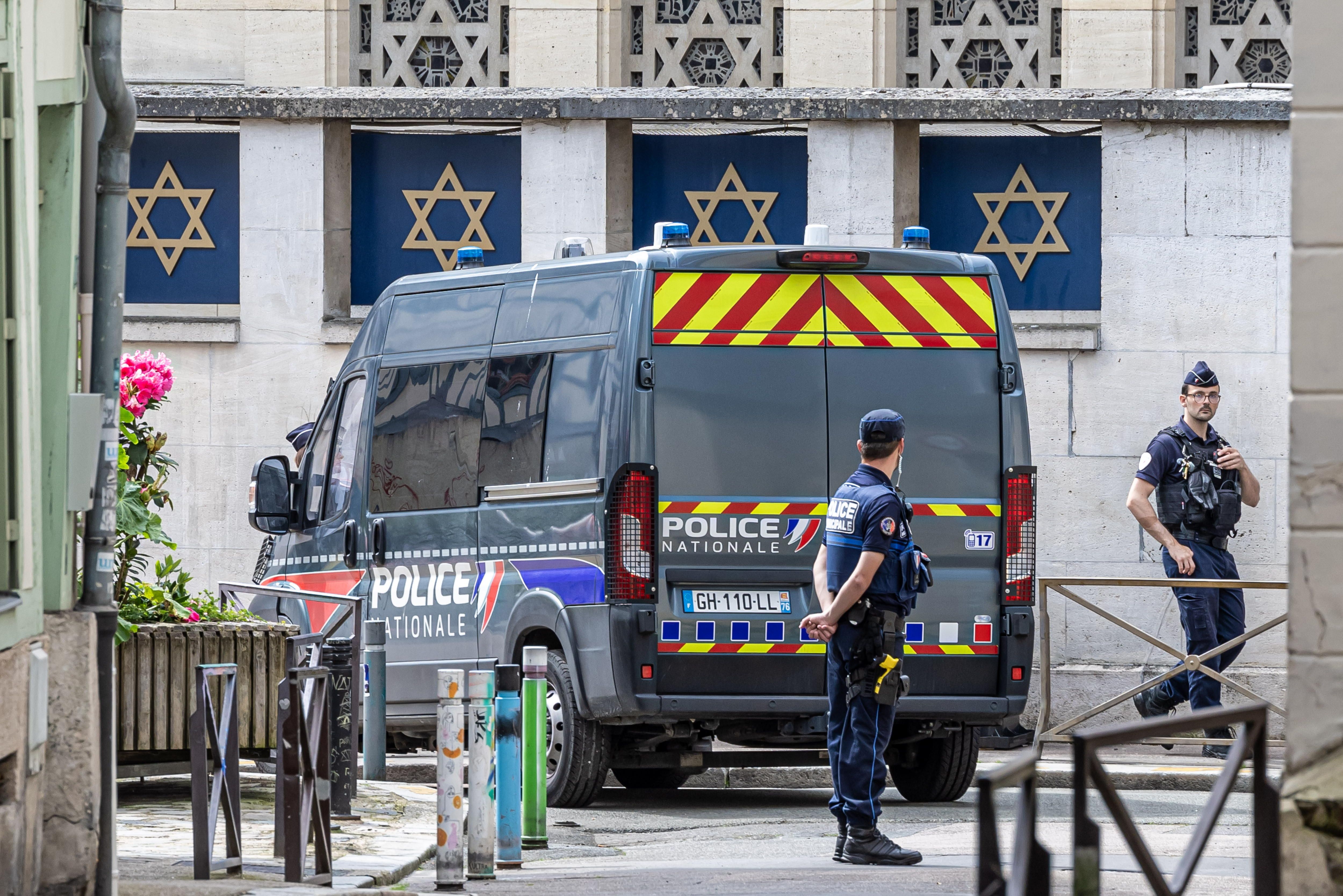 Frantziako Polizia, erasoa jazo den sinagogan. CHRISTOPHE PETIT TESSON / EFE