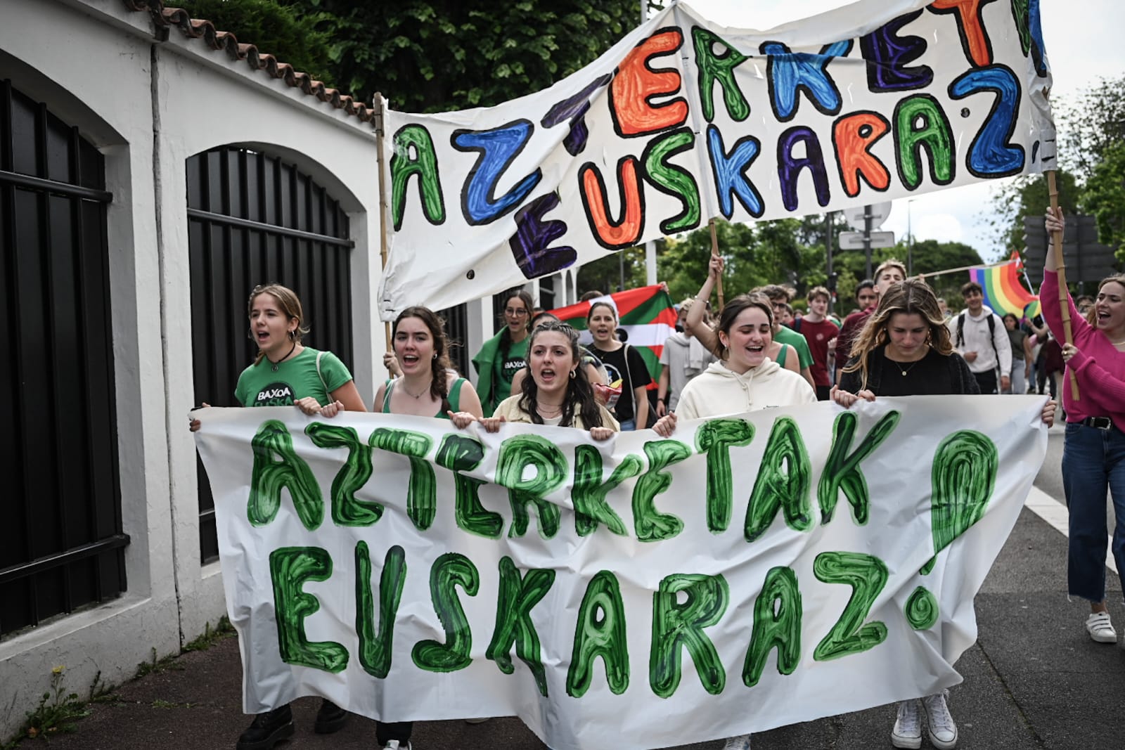 Etxepare lizeoko ikasleen protesta Baionan, azterketak euskaraz egiteko eskubidea aldarrikatzeko. PATXI BELTZAIZ