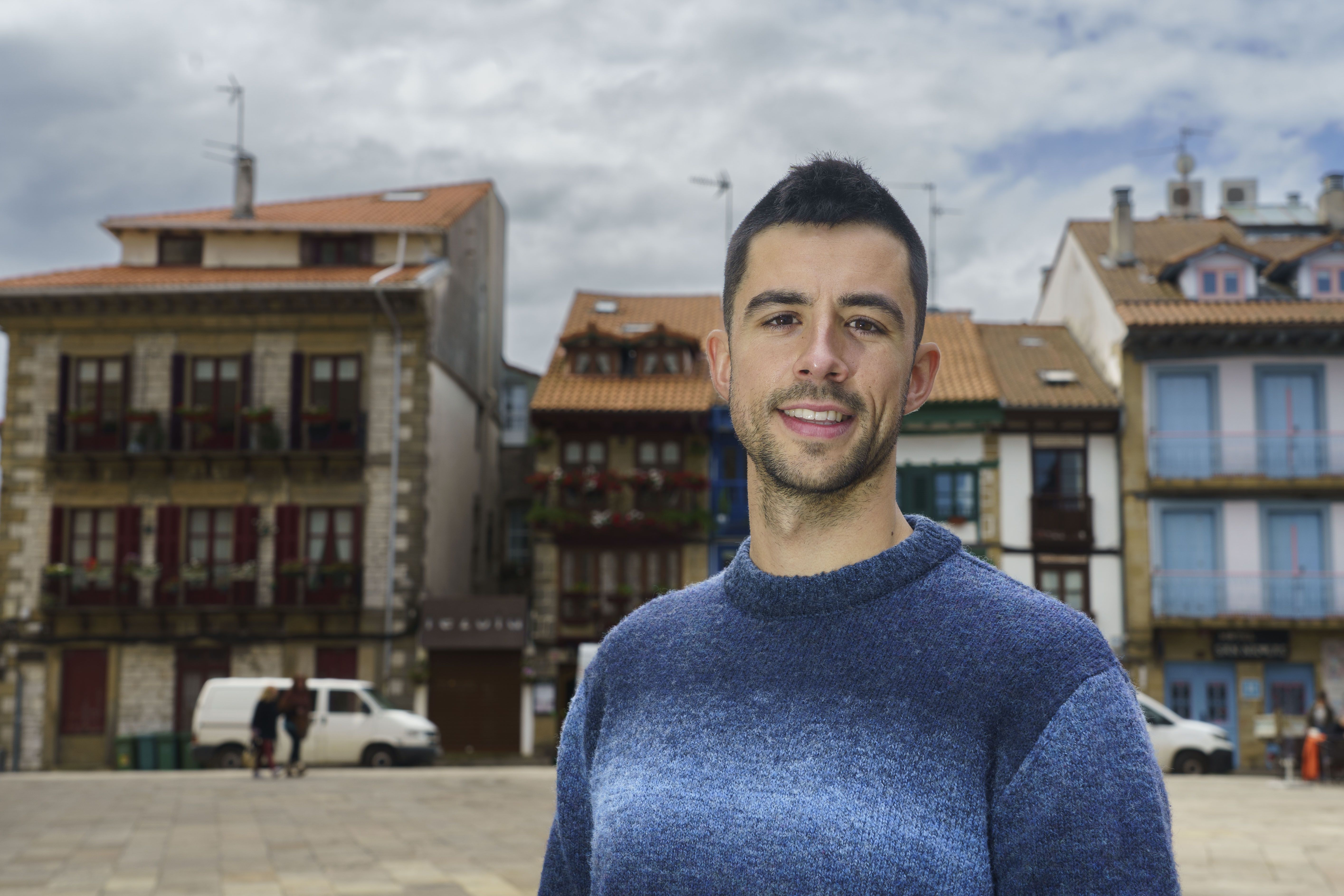 Aitor Baztarrika, Hondarribiko Arma plazan; han bizi izan zen Jesus Karrera. JON URBE / FOKU