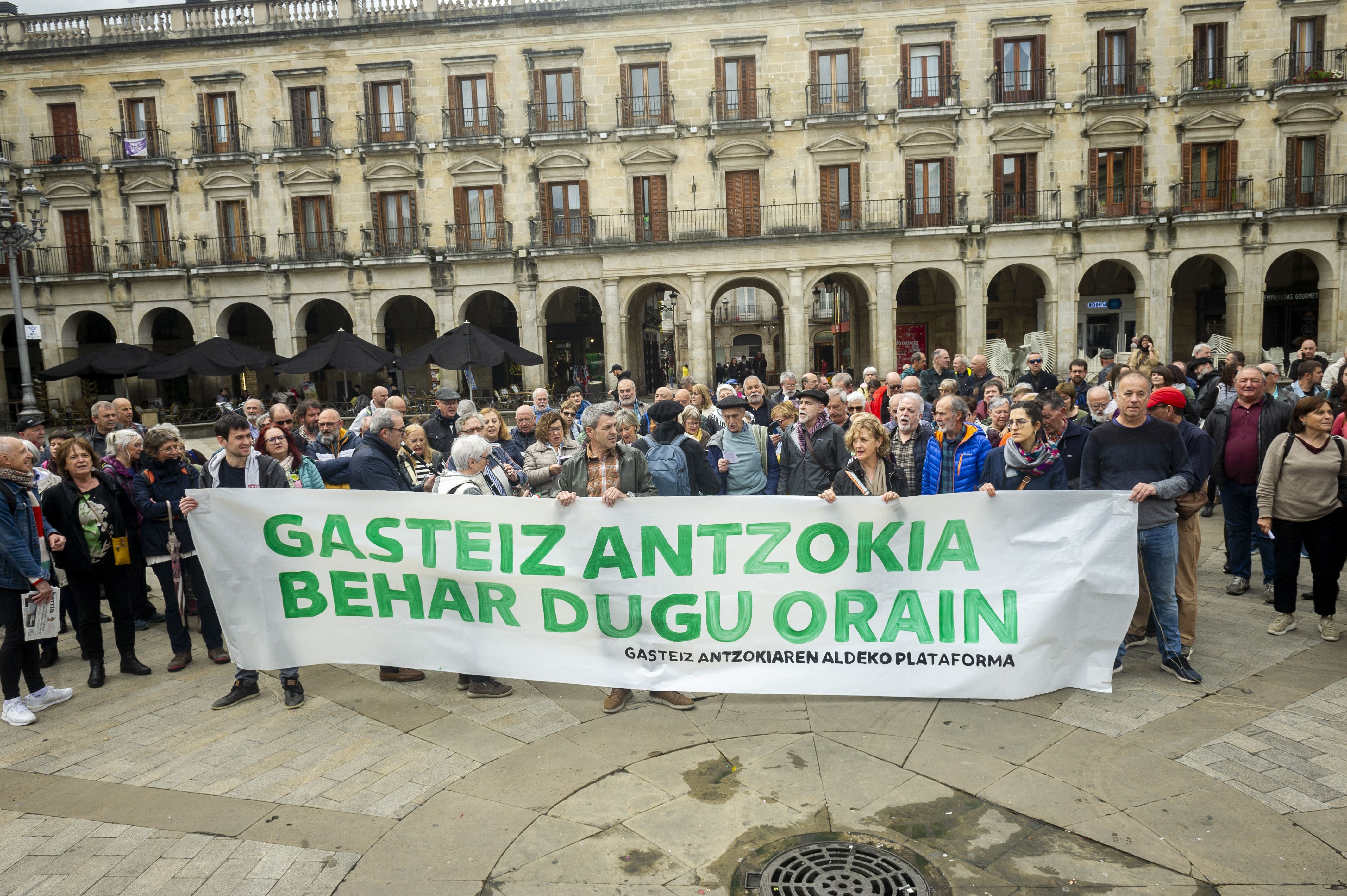 Gasteiz antzokiaren aldeko plataformaren elkarretaratzea Gasteizko Udaletxearen parean. JAIZKI FONTANEDA/ FOKU