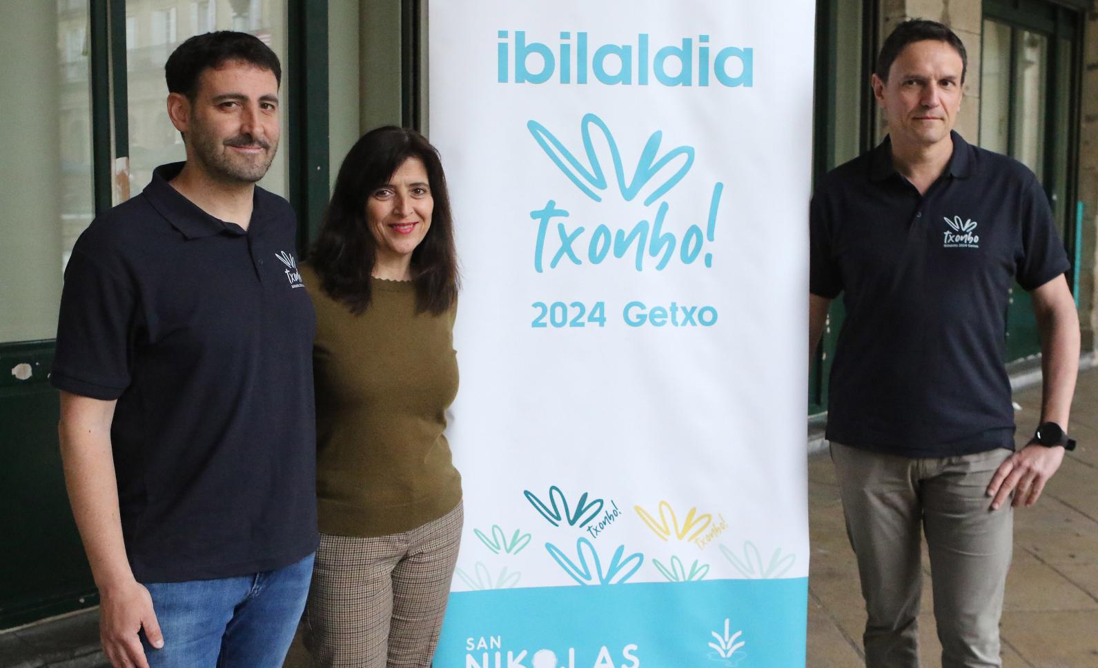 Antolatzaileak Ibilaldiaren aurkezpen ekitaldian, tartean logoa eta leloa dituztela. OSKAR MATXIN EDESA/ FOKU