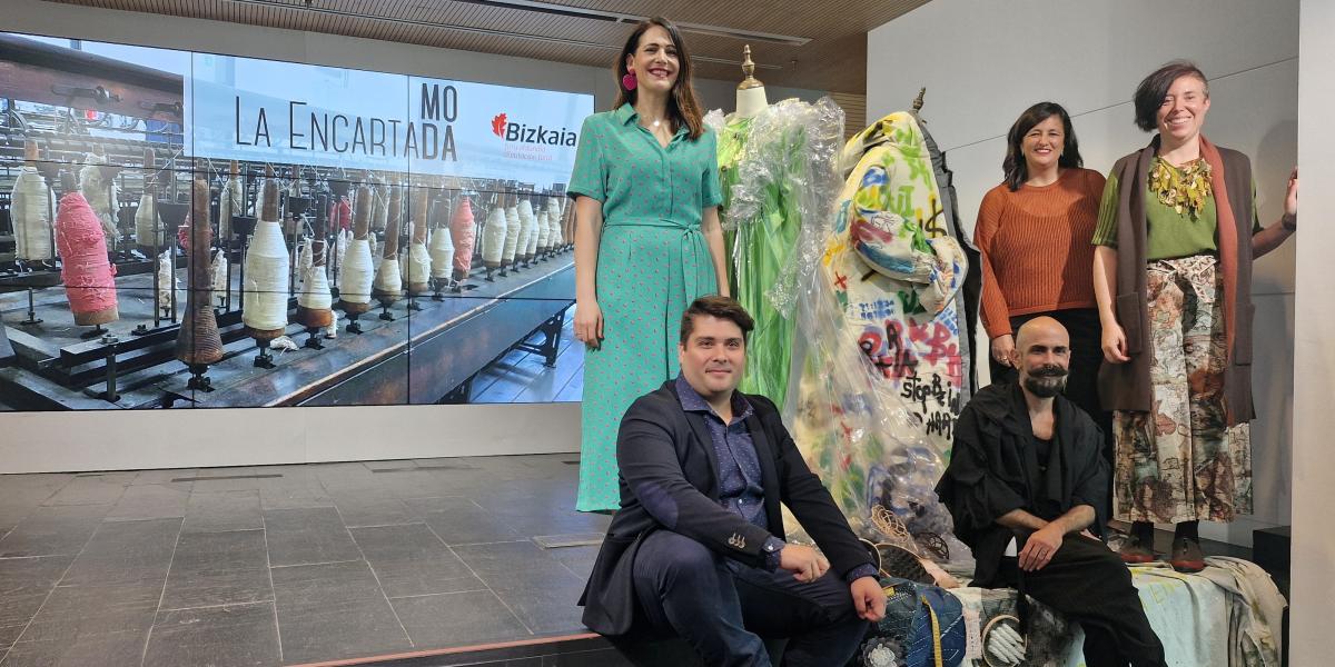 Bizkaiko Foru Aldundiko eta La Encartada Moda jaialdiko ordezkariak, maiatzaren 10ean, Bilboko Foru Liburutegian egindako prentsaurrekoan. BIZKAIKO FORU ALDUNDIA