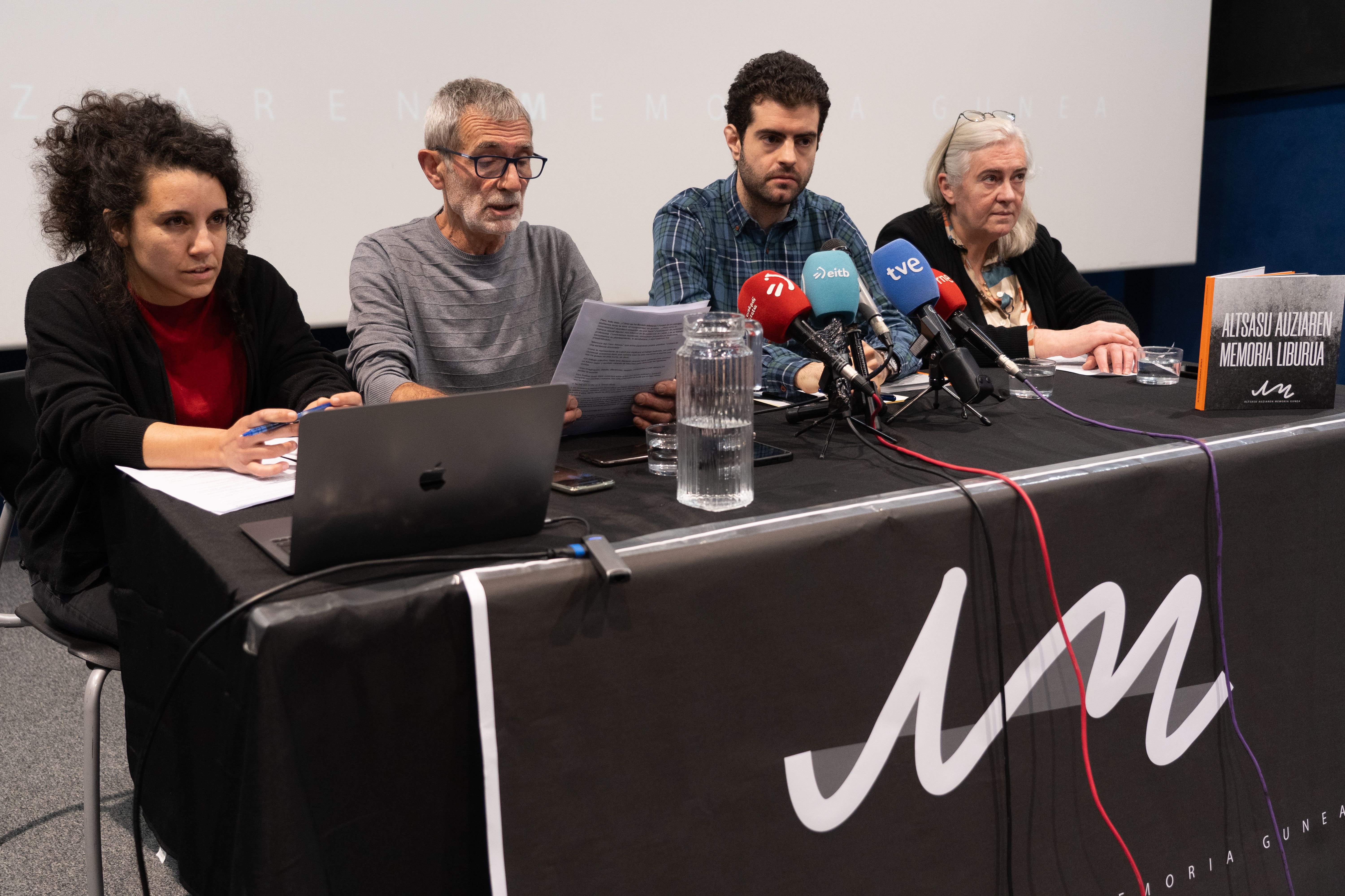 Klara Larruzea (Labrit Multimedia), Antton Ramirez de Alda, Javi Ollo Altsasuko alkatea eta Igone Goikoetxea, Altsasuko Iortia kulturgunean. JAGOBA MANTEROLA / FOKU