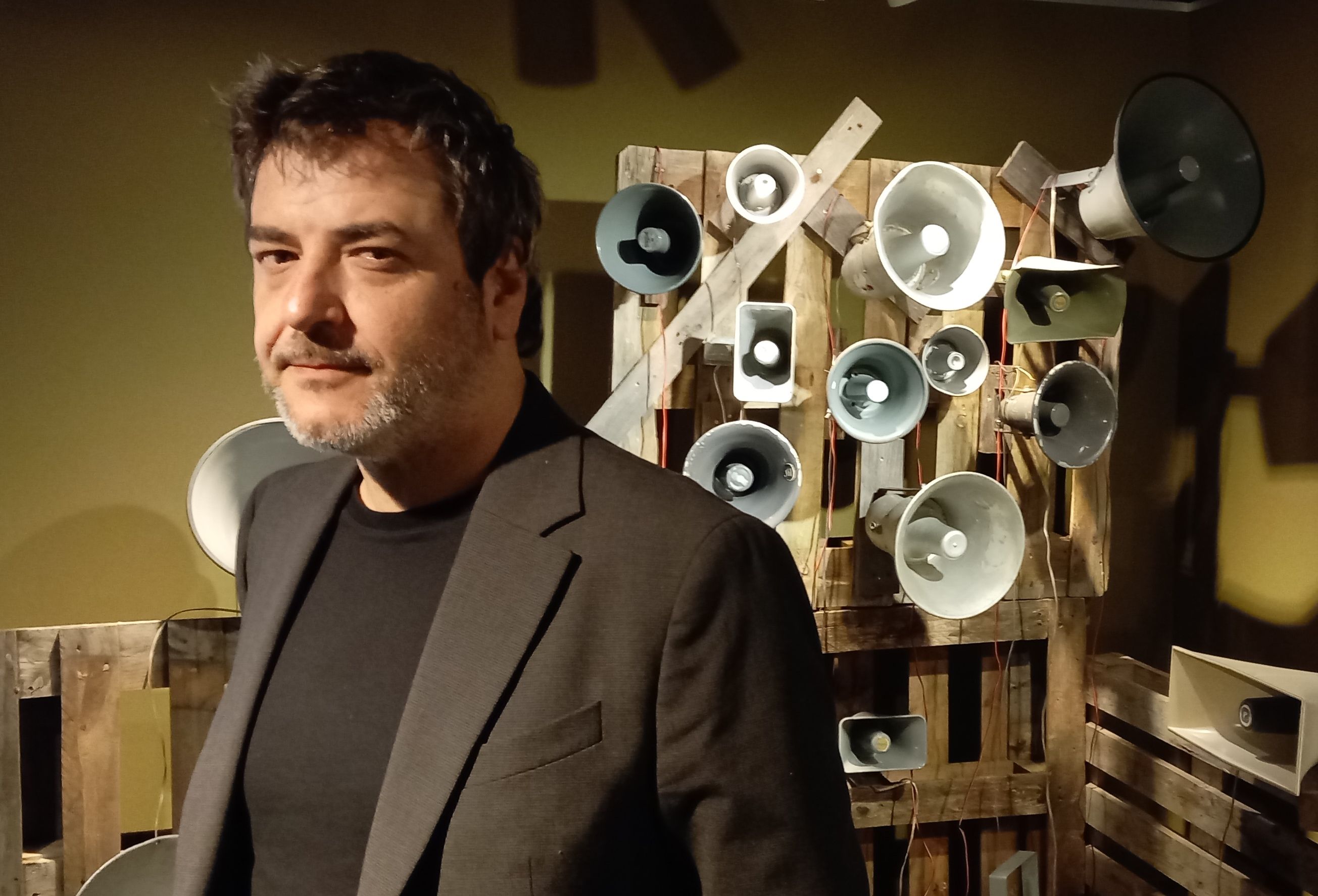 Xabier Erkizia artista 'Aire errea' erakusketa aurkezten, Gernikako Bakearen Museoan. IÑIGO ASTIZ