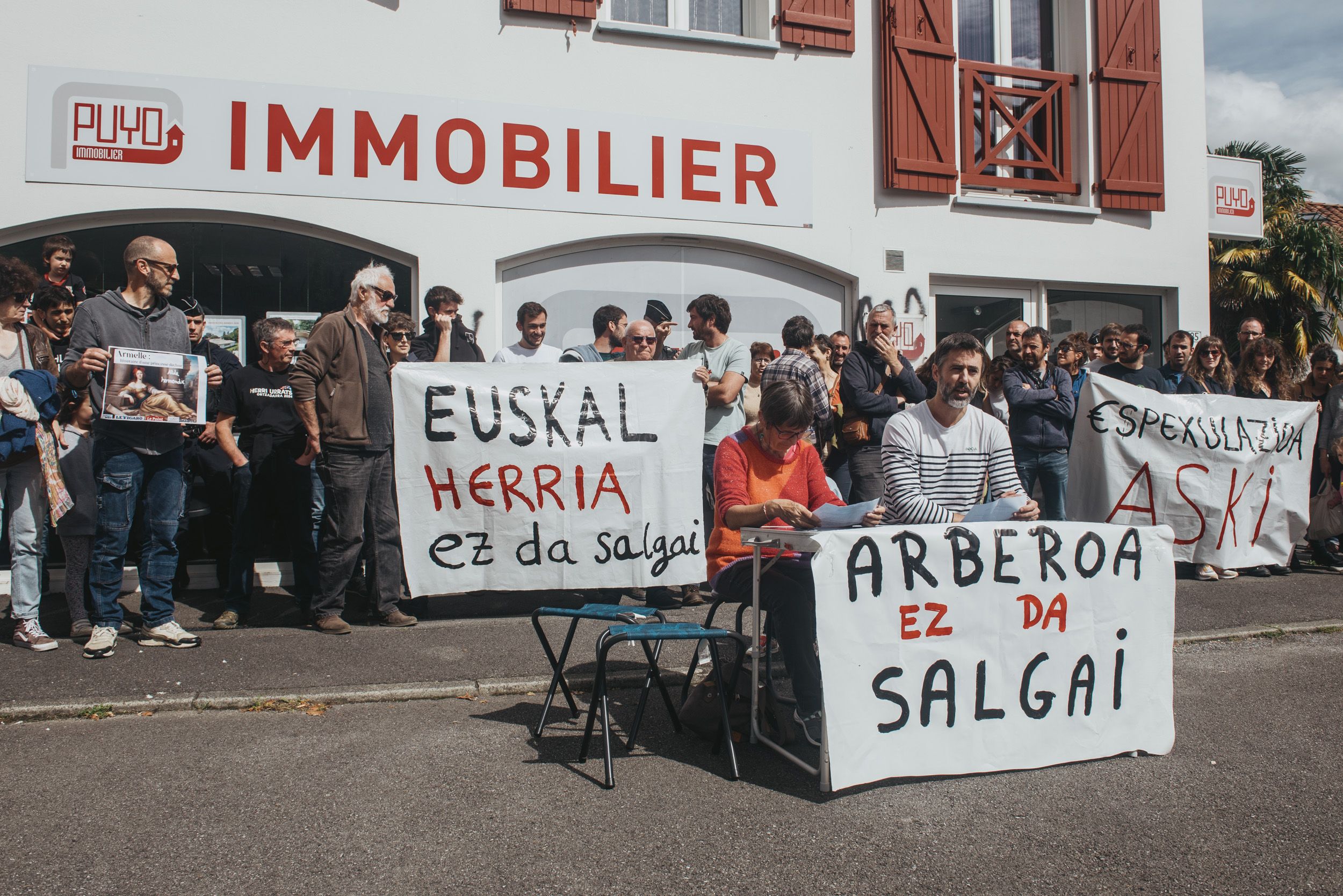 Arberoa Lurra eta Etxebizitza taldearen agerraldia, maiatzean, Hazparneko Puyo etxe agentziaren aitzinean. GUILLAUME FAUVEAU