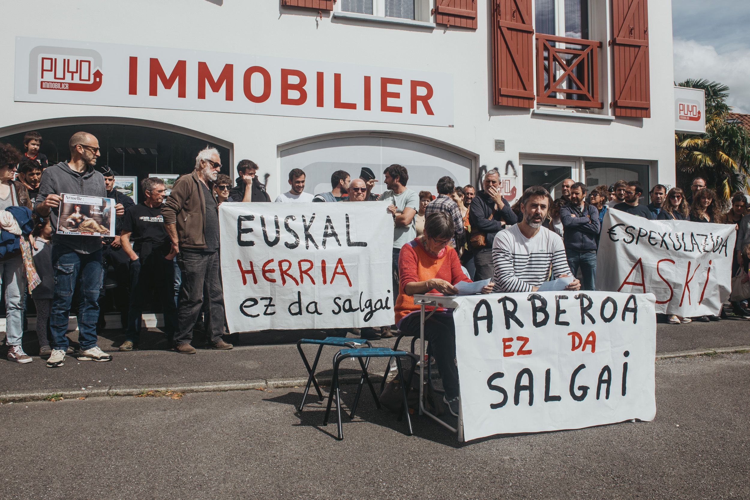 Arberoa Lurra eta Etxebizitza taldearen agerraldia, larunbat goiz honetan, Hazparneko Puyo etxe agentziaren aitzinean. GUILLAUME FAUVEAU