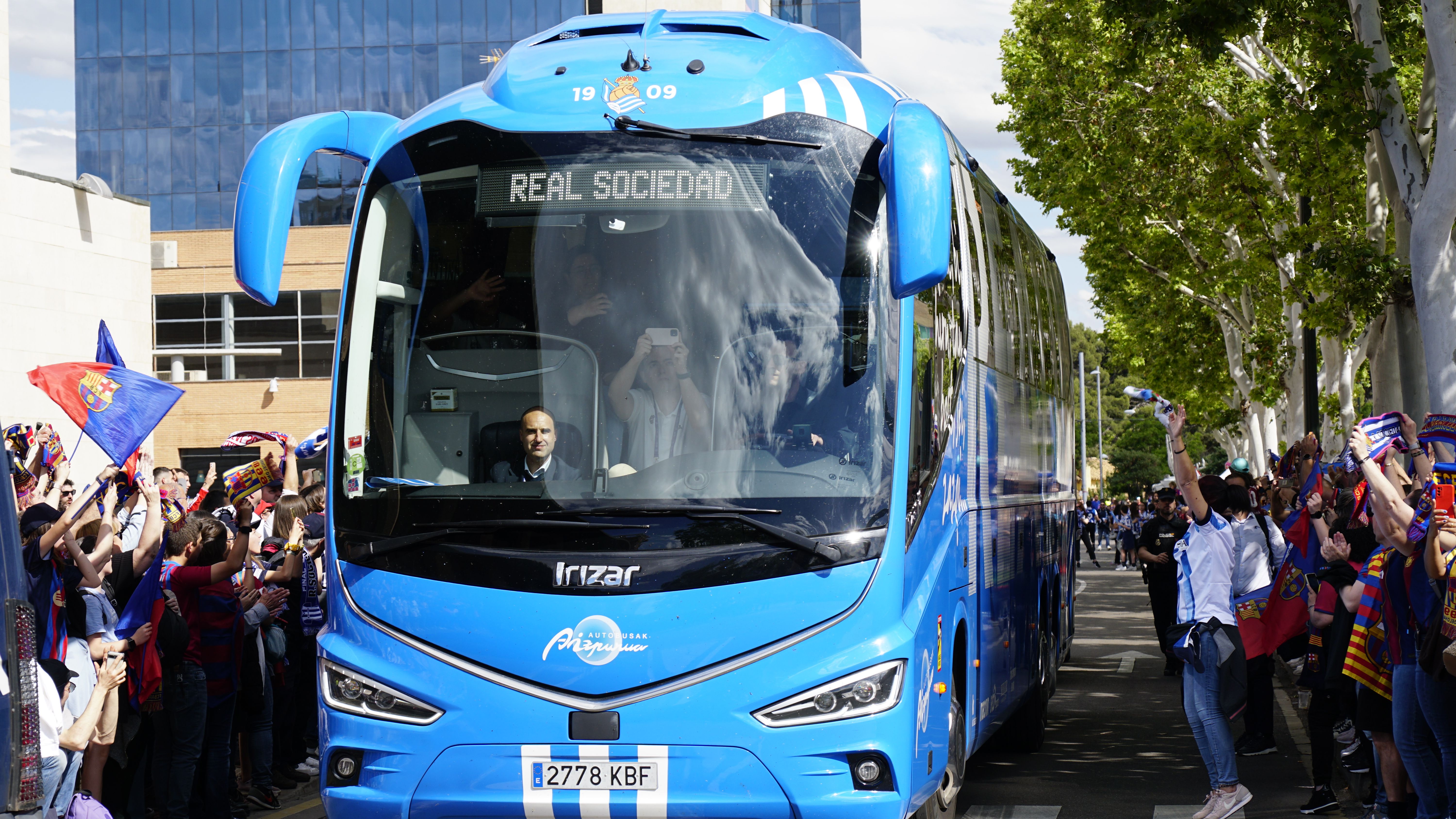 Realeko autobusa Romaderada iristen Realeko autobusa Romaderada iristen