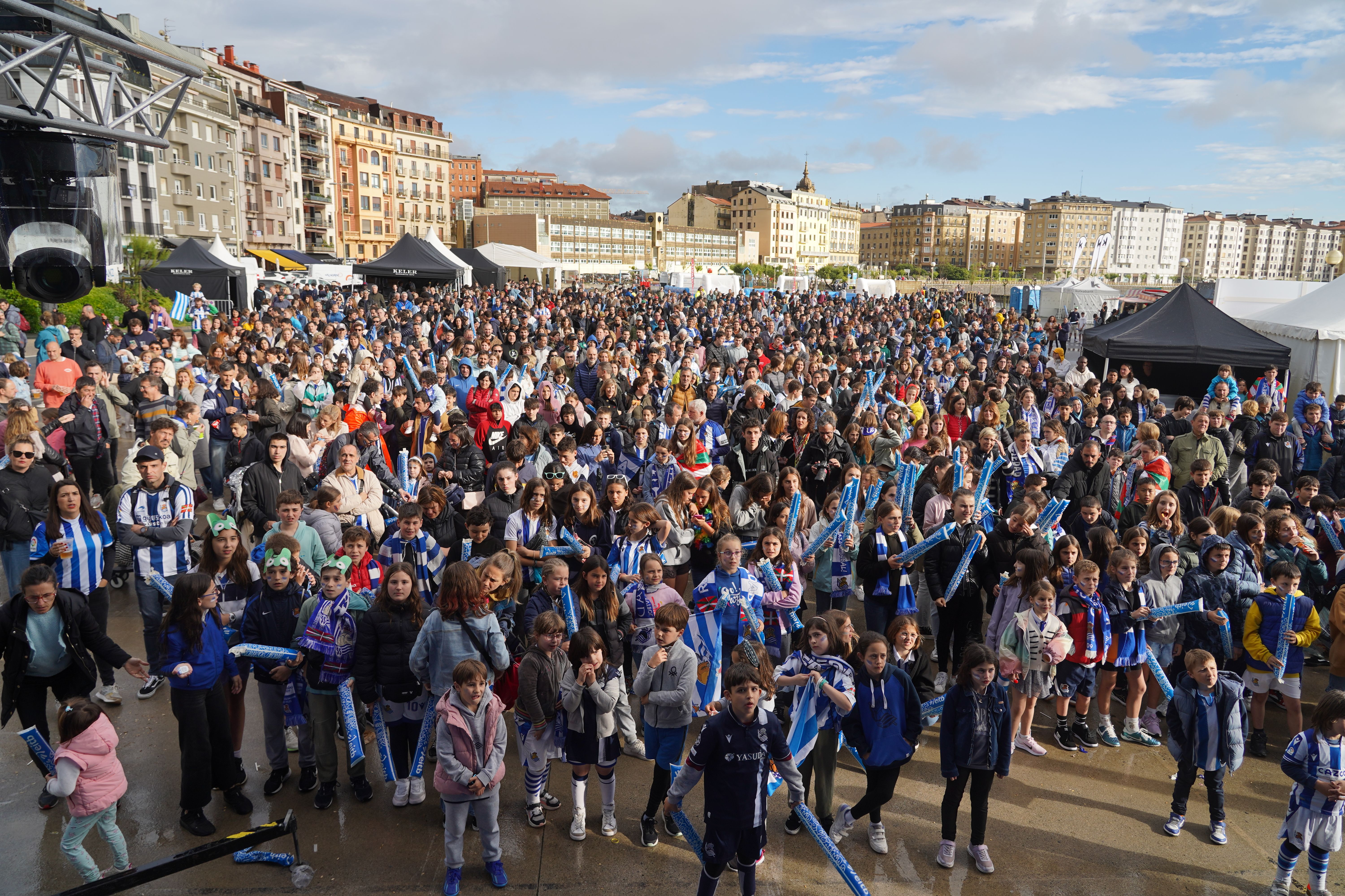 Realaren zaleak gaur, Donostiako Saguesen, atertu duenean, Kopako finala ikusten. JON URBE / FOKU